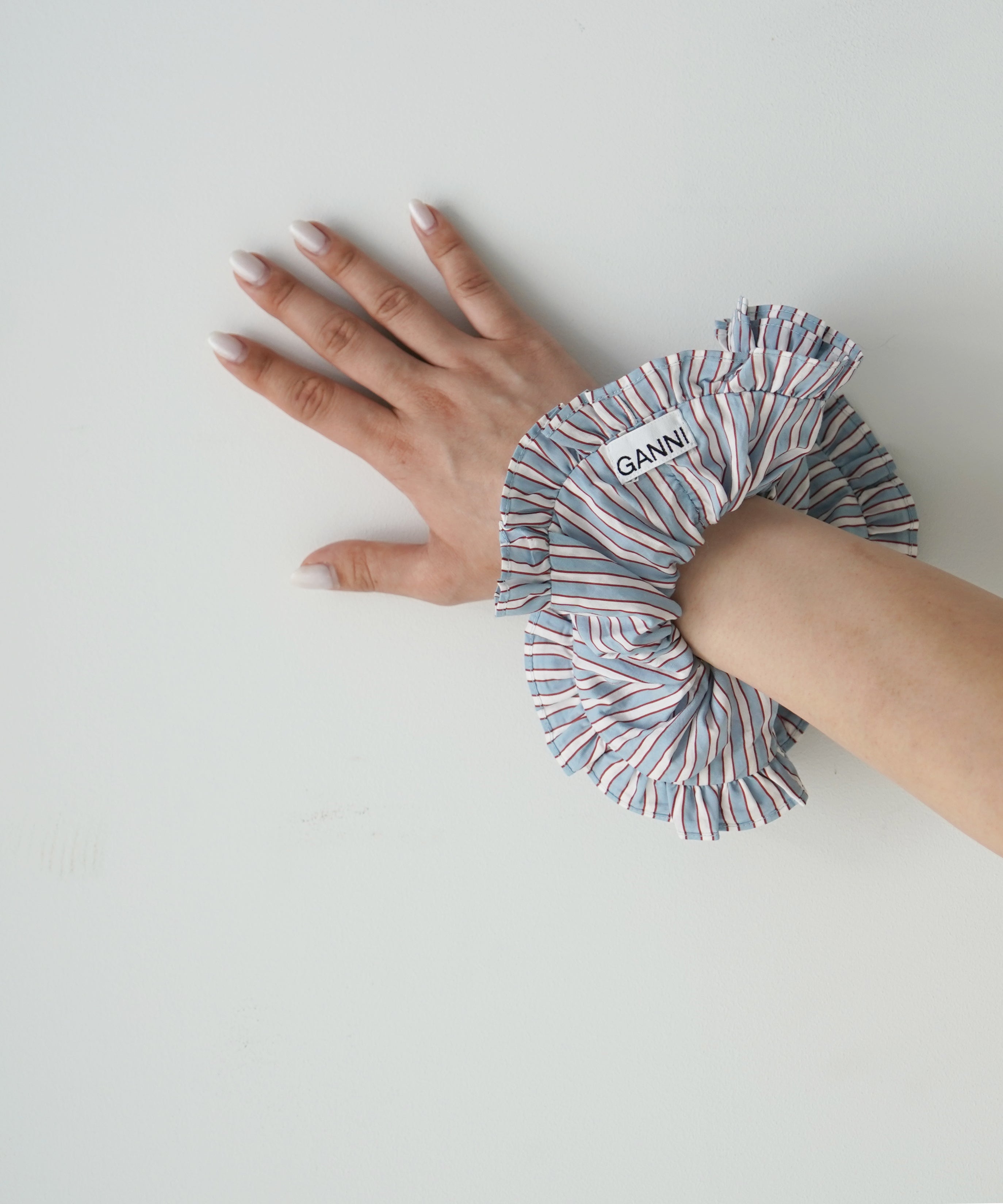 GANNI Yarn dyed stripe frill scrunchie "SOFT CHAMBR"