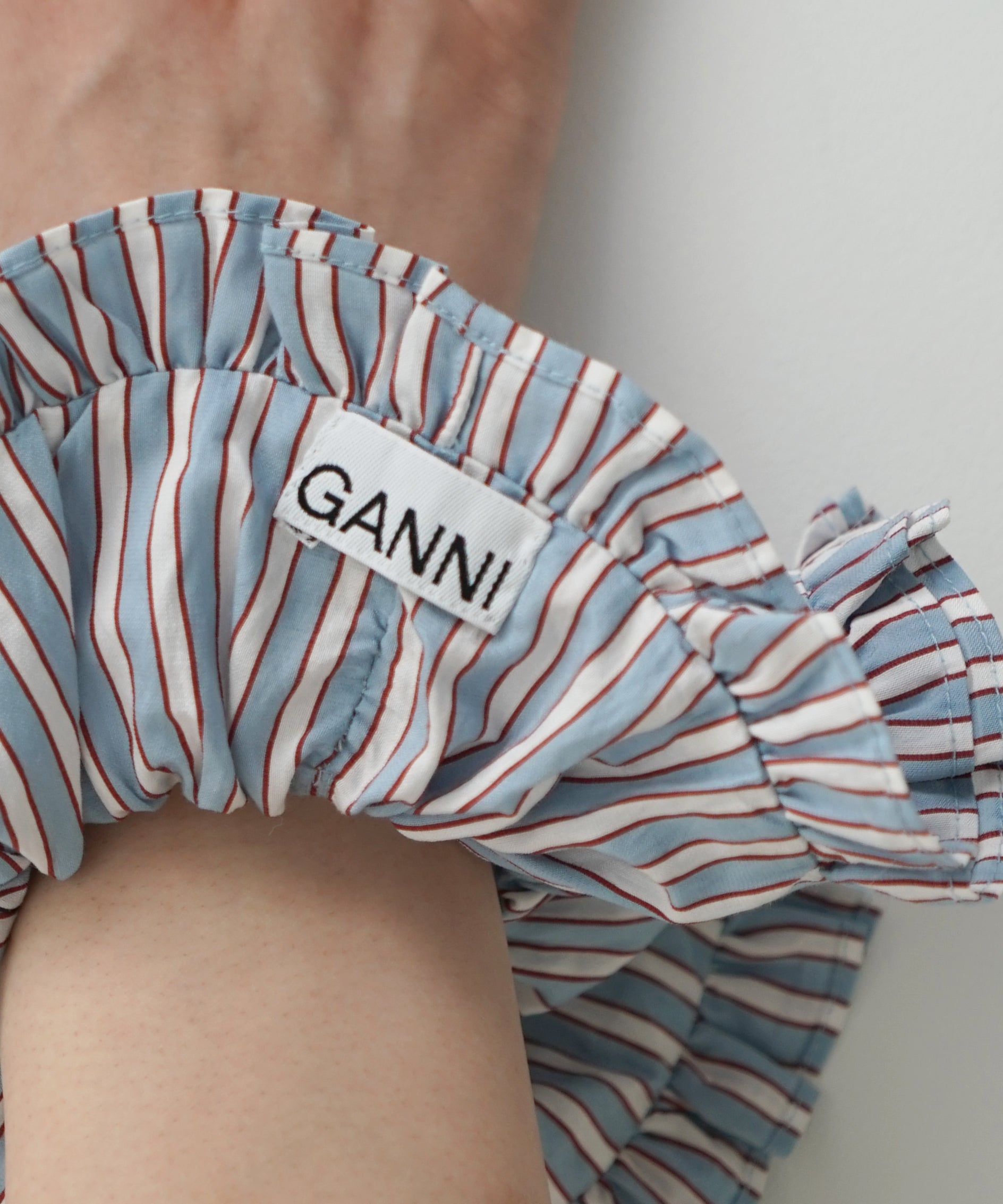 GANNI Yarn dyed stripe frill scrunchie "SOFT CHAMBR"