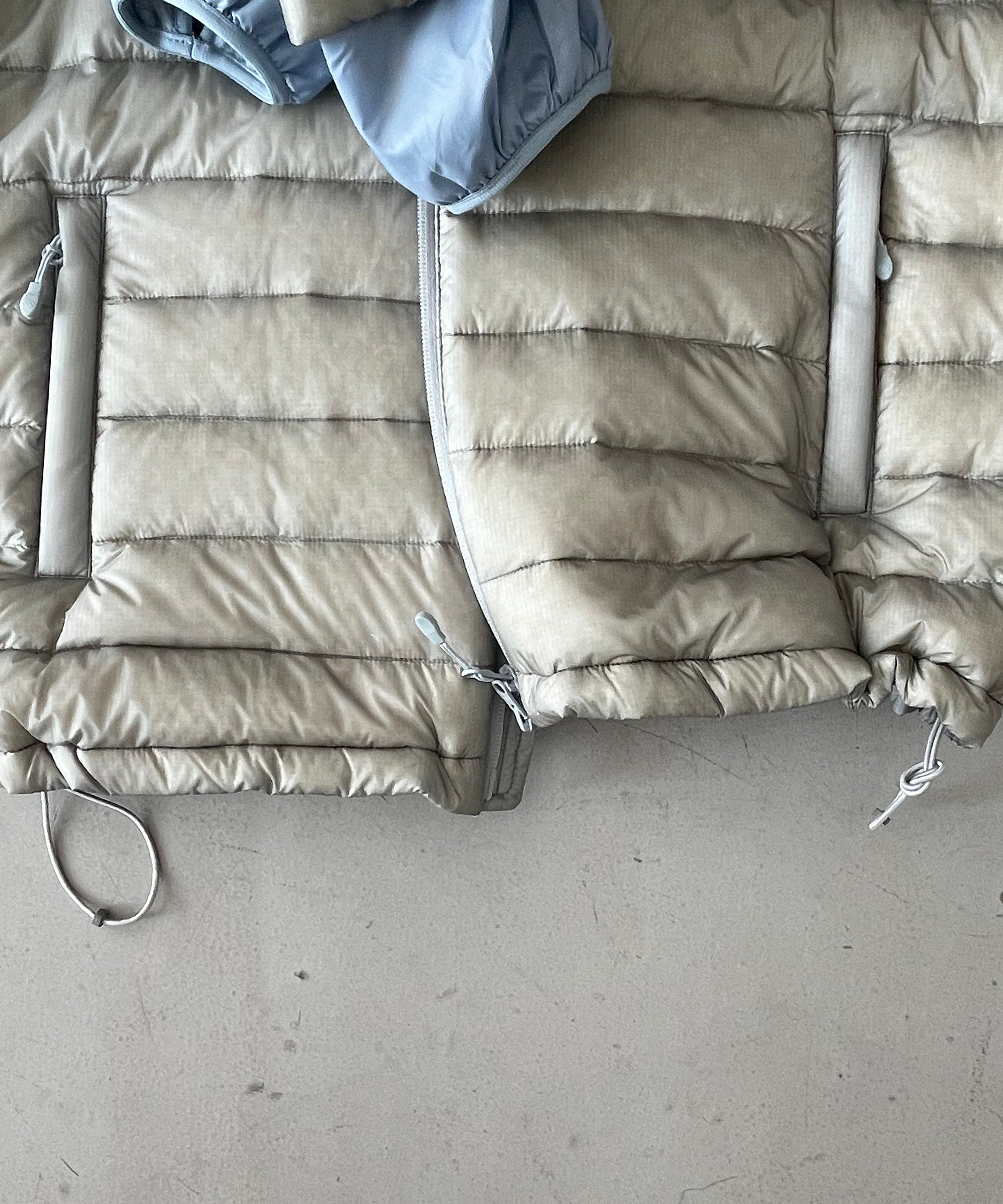 SAN SAN GEAR Suffix puffer jacket "GREY"