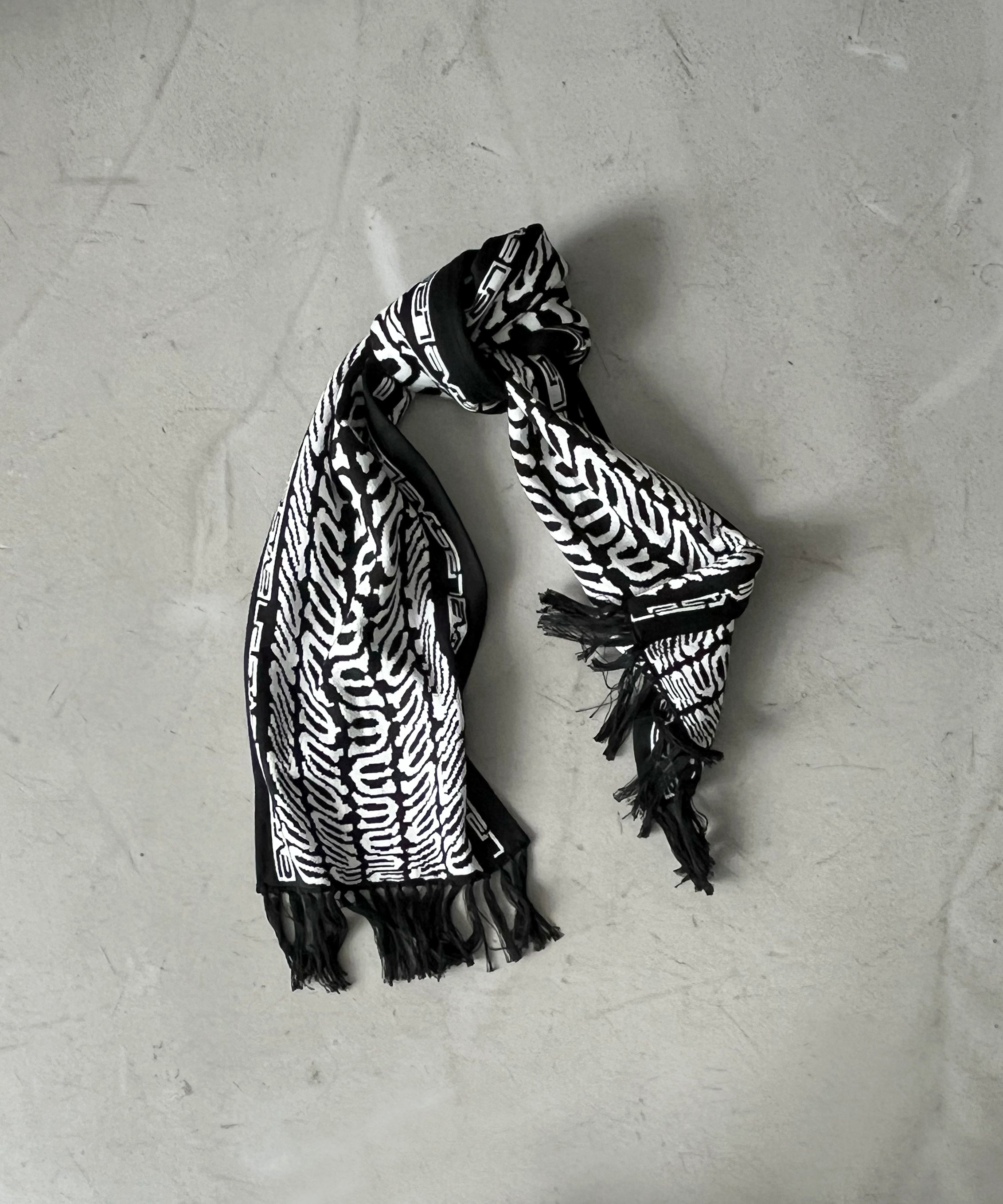 Evisen Skateboardsゑ【エビセンスケートボード】E logo scarf 