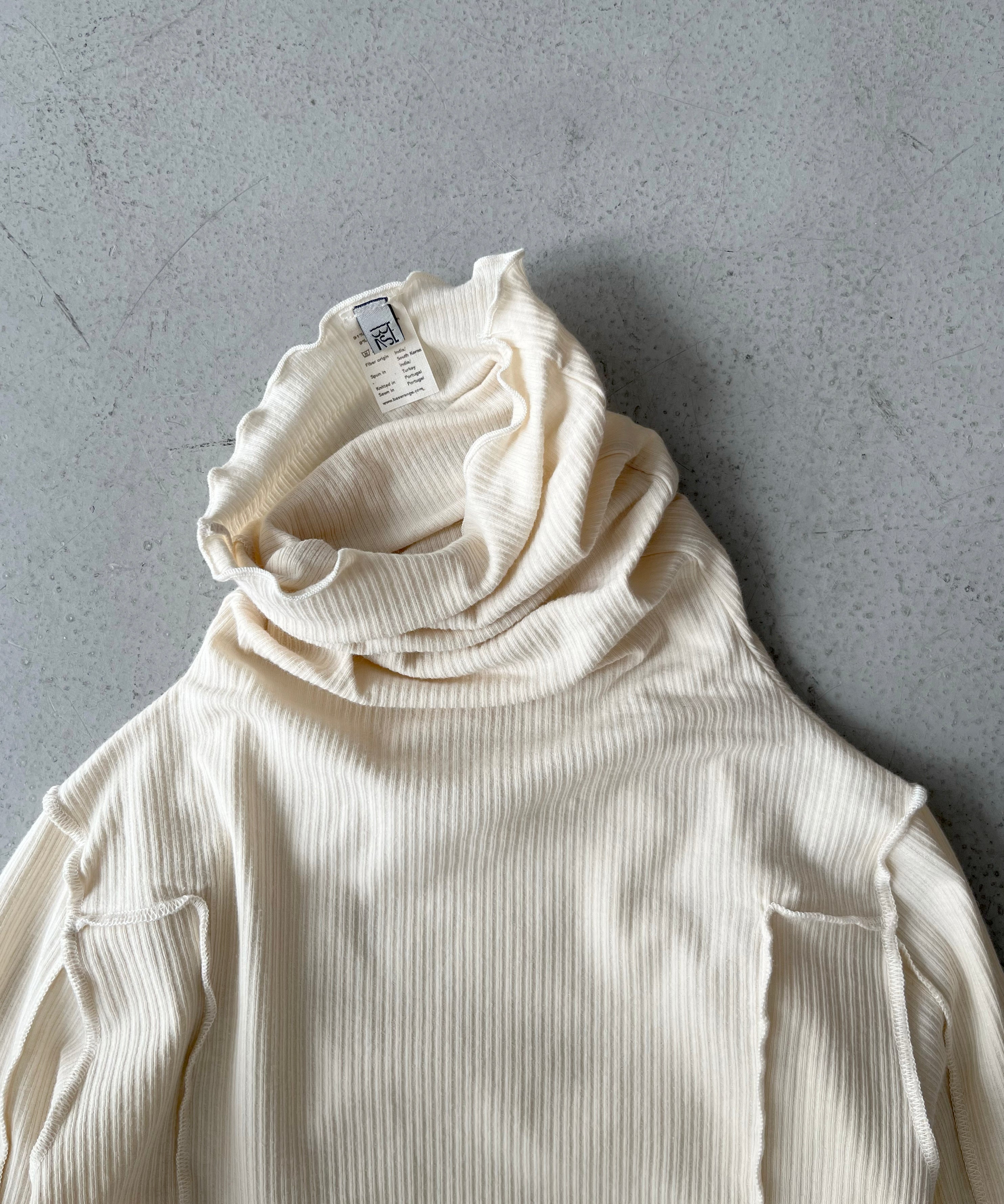 Baserange Omato turtle neck "OFF WHITE"