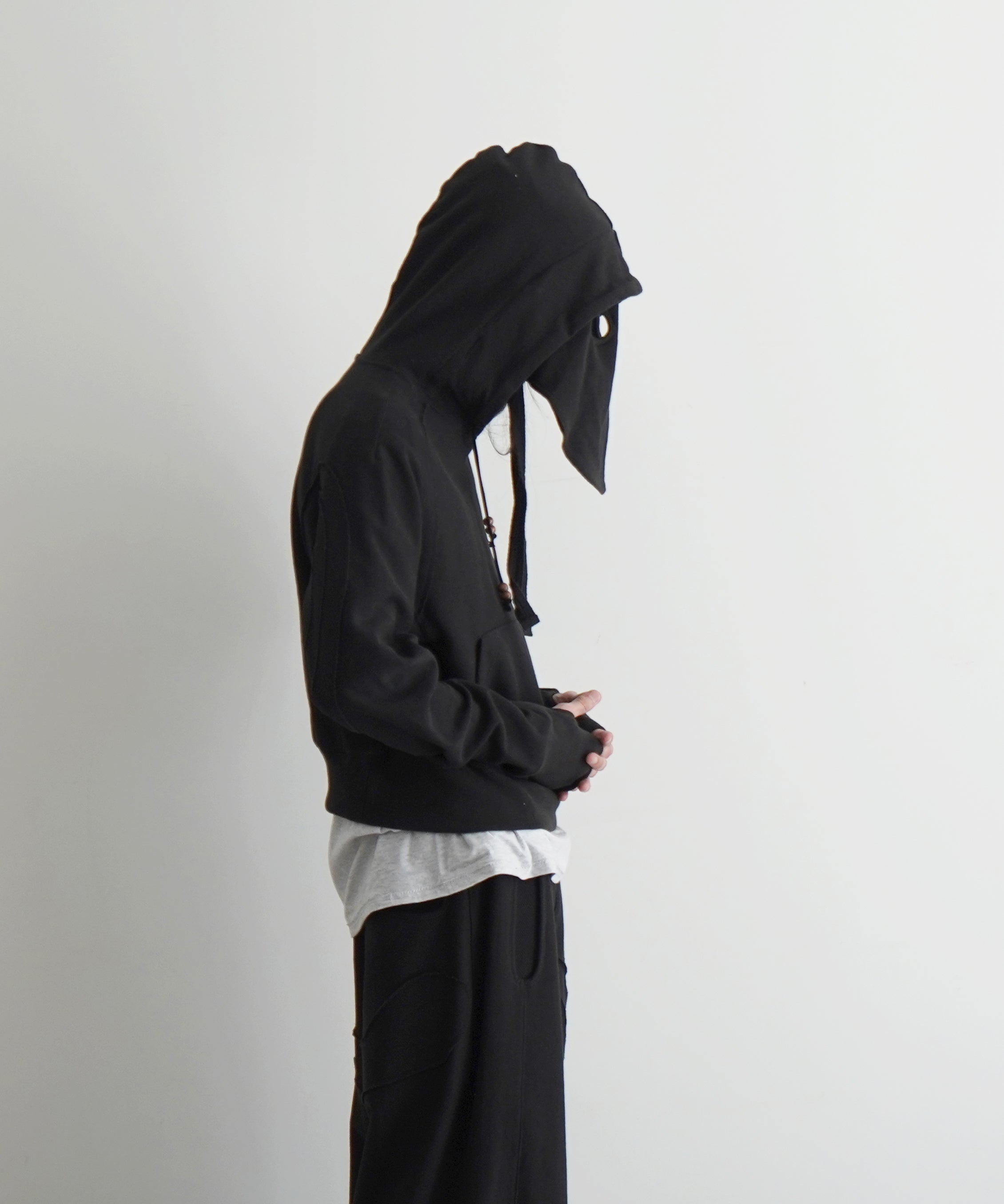 JIAN YE ORBIT MASK HOOD "BLACK"