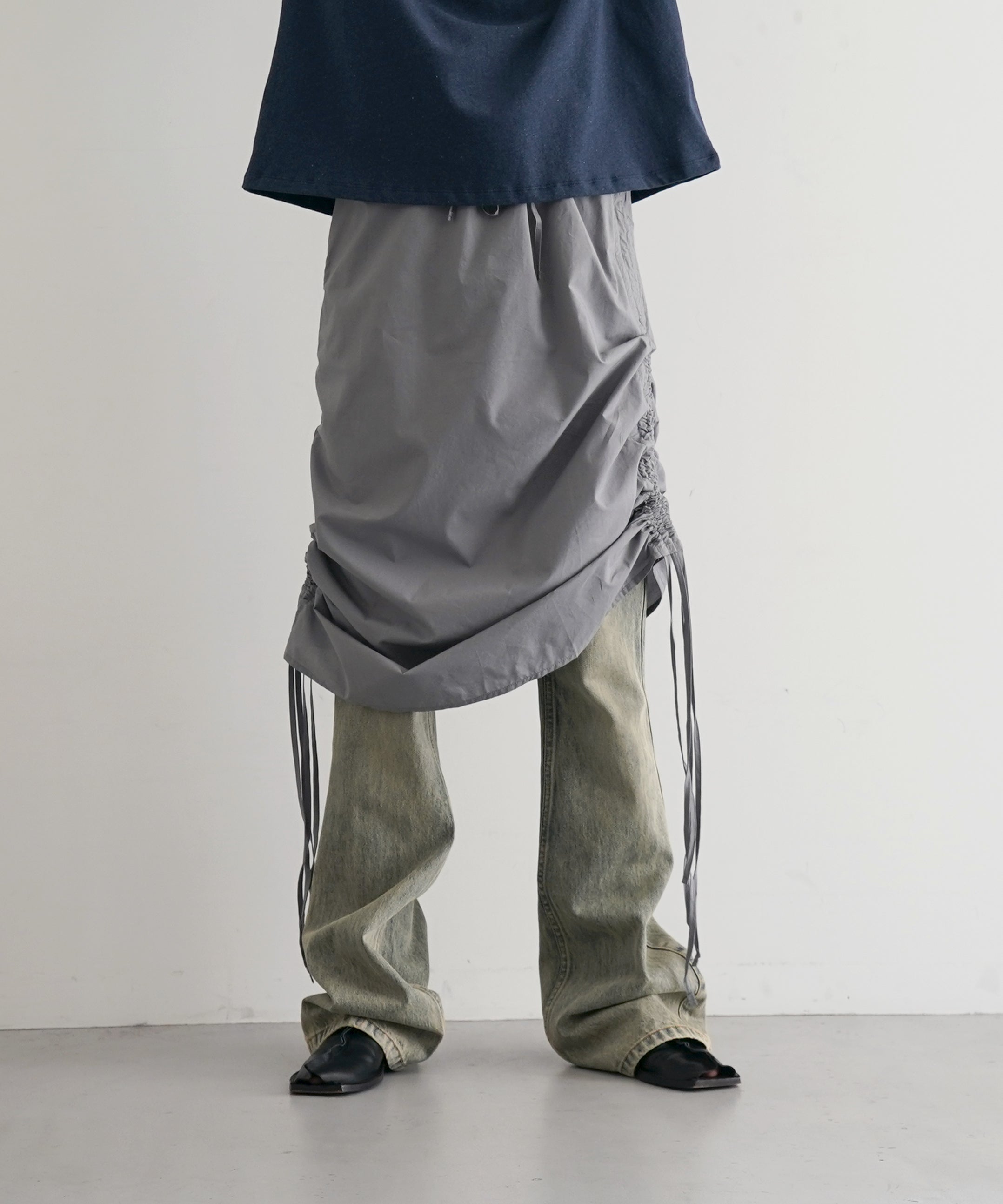 Baserange Pictorial strap skirt "ZITI GREY"
