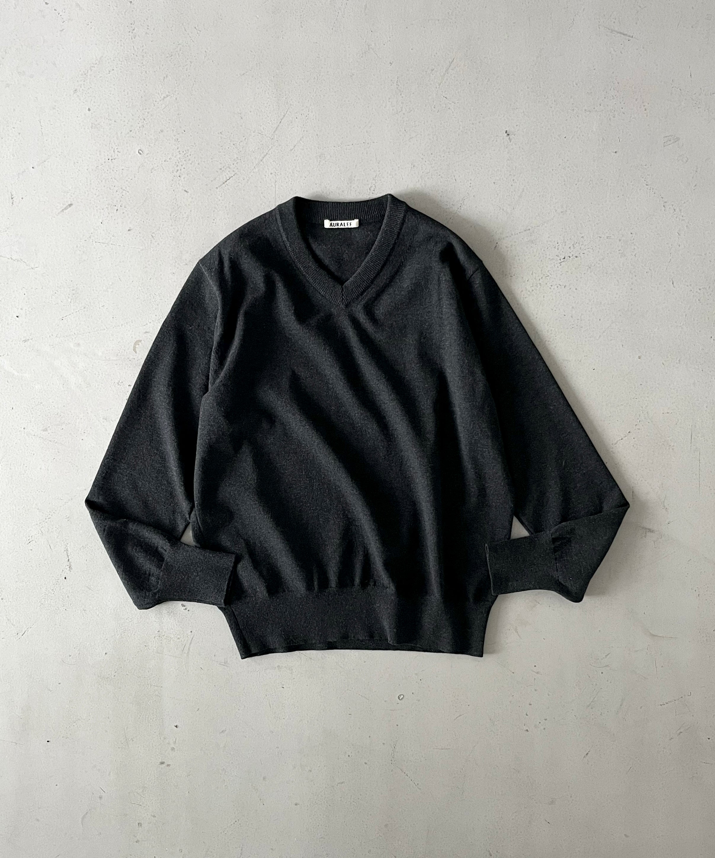 AURALEE High twist wool knit v-neck p/o "CHARCOAL"