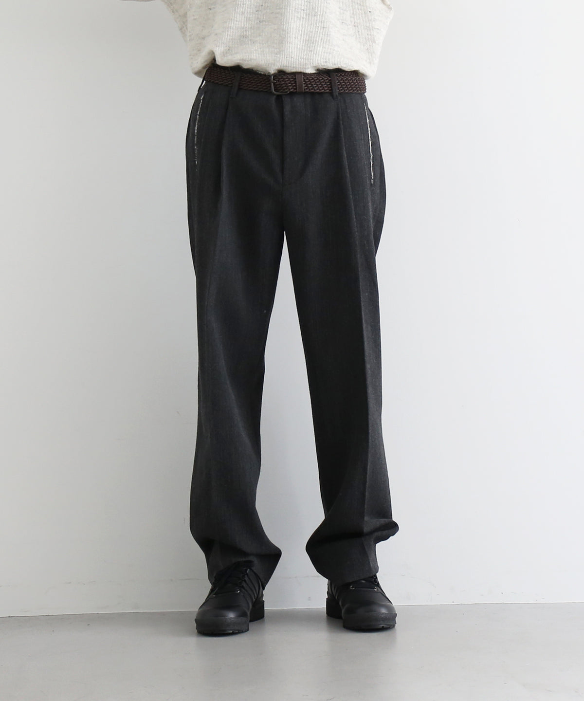 ISSUETHINGS 26b/118-wn-00 "GRAY BEIGE"