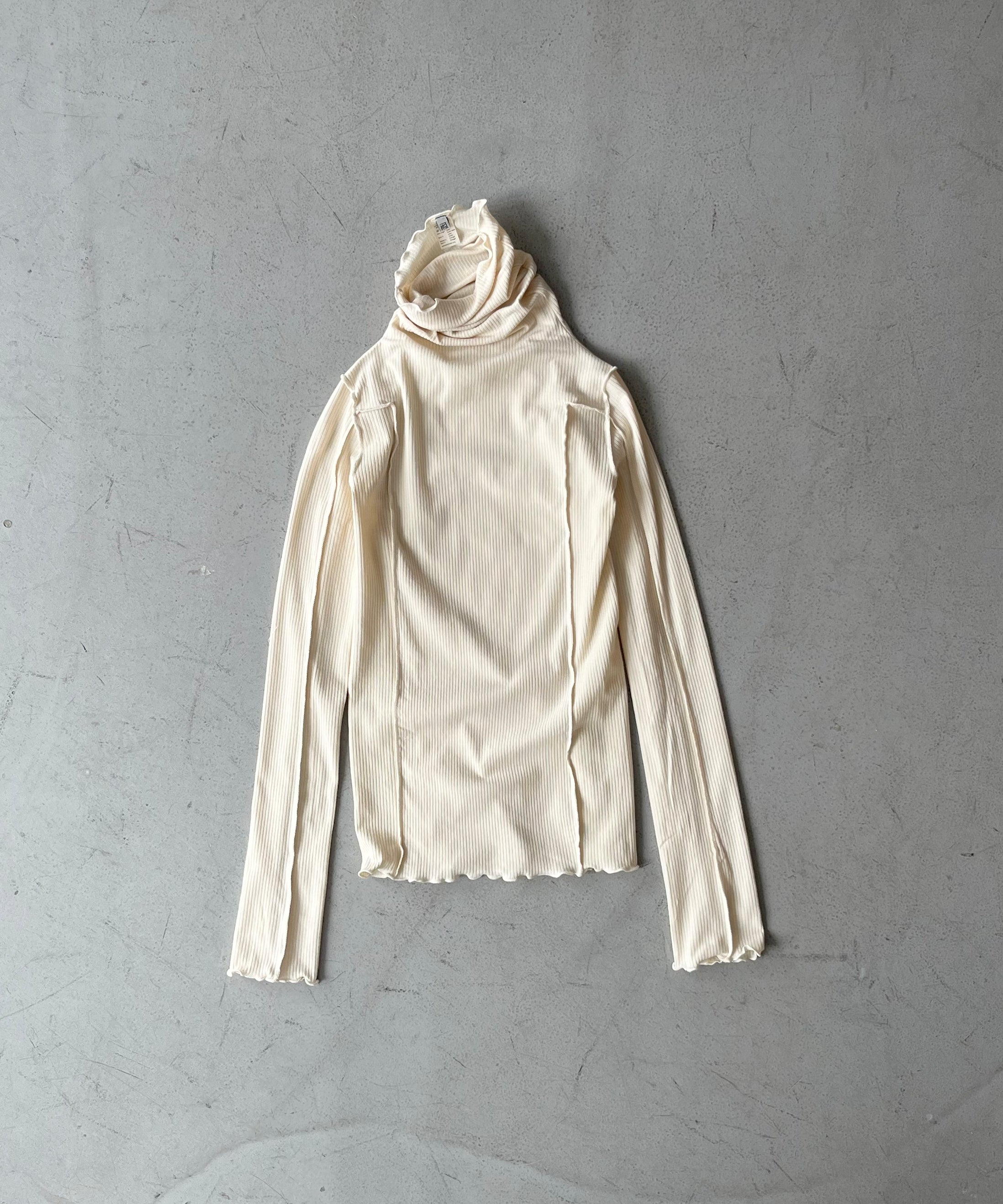 Baserange Omato turtle neck "OFF WHITE"