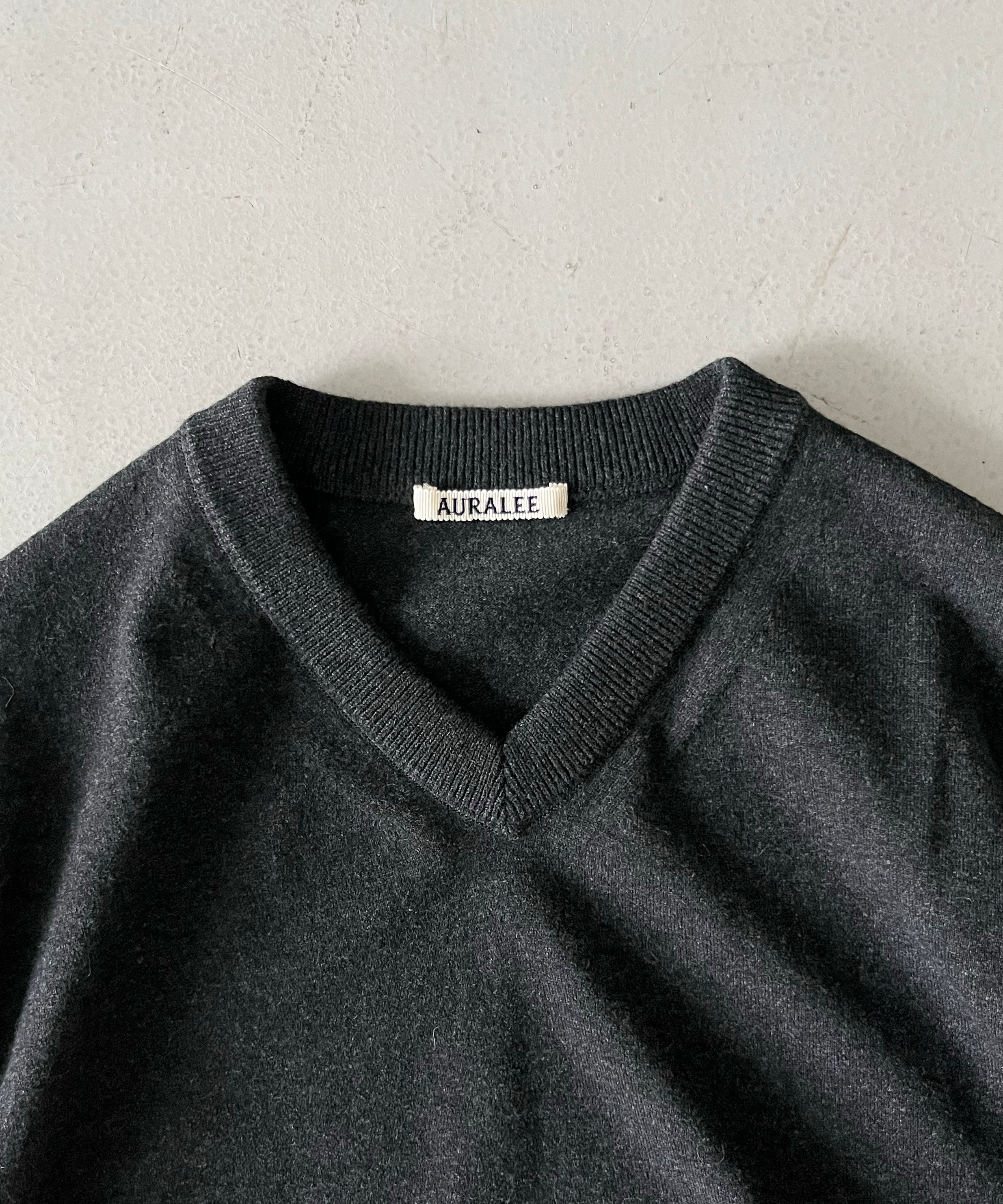 AURALEE High twist wool knit v-neck p/o "CHARCOAL"