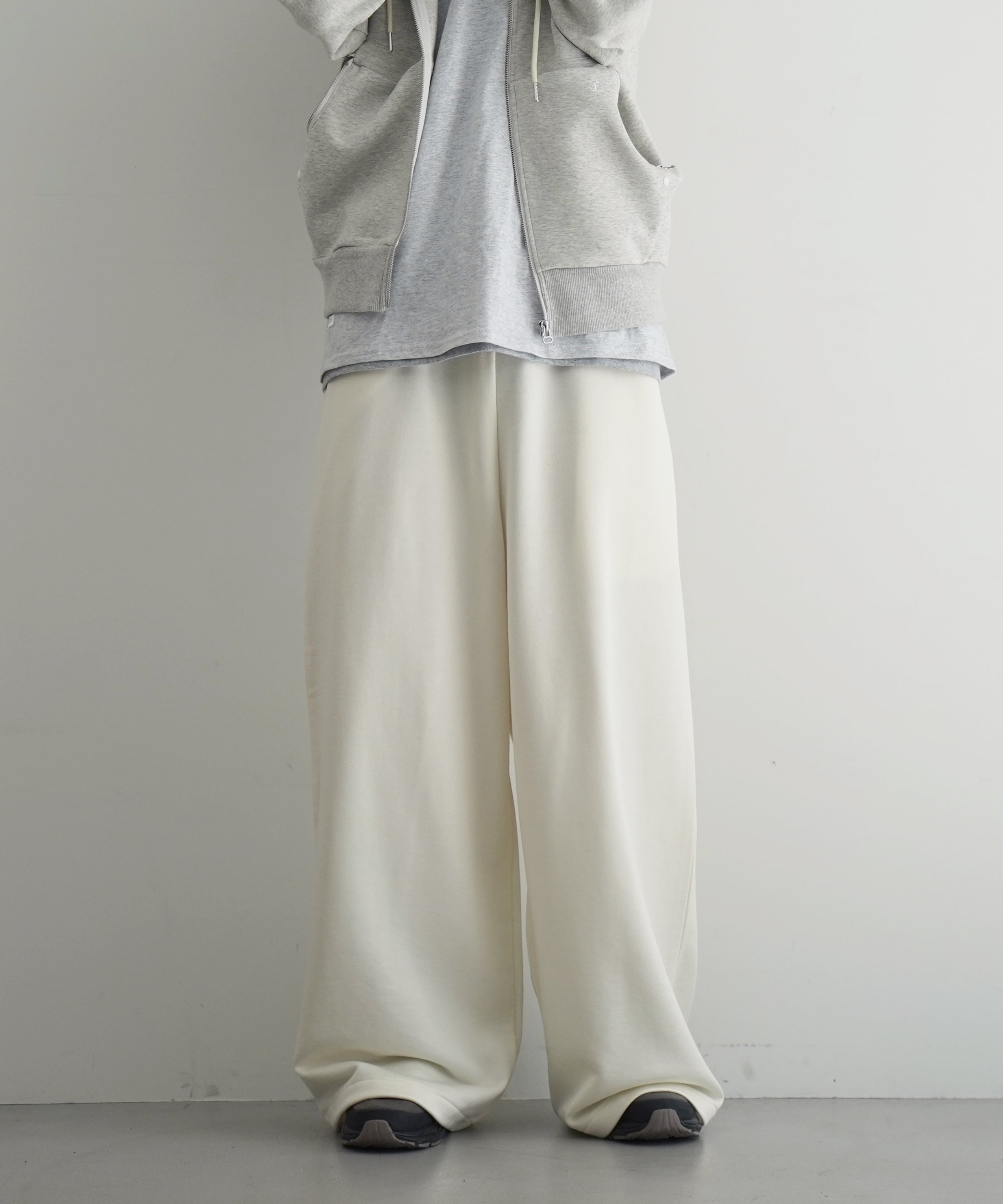 REVERBERATE TRACK PANTS "BEIGE"