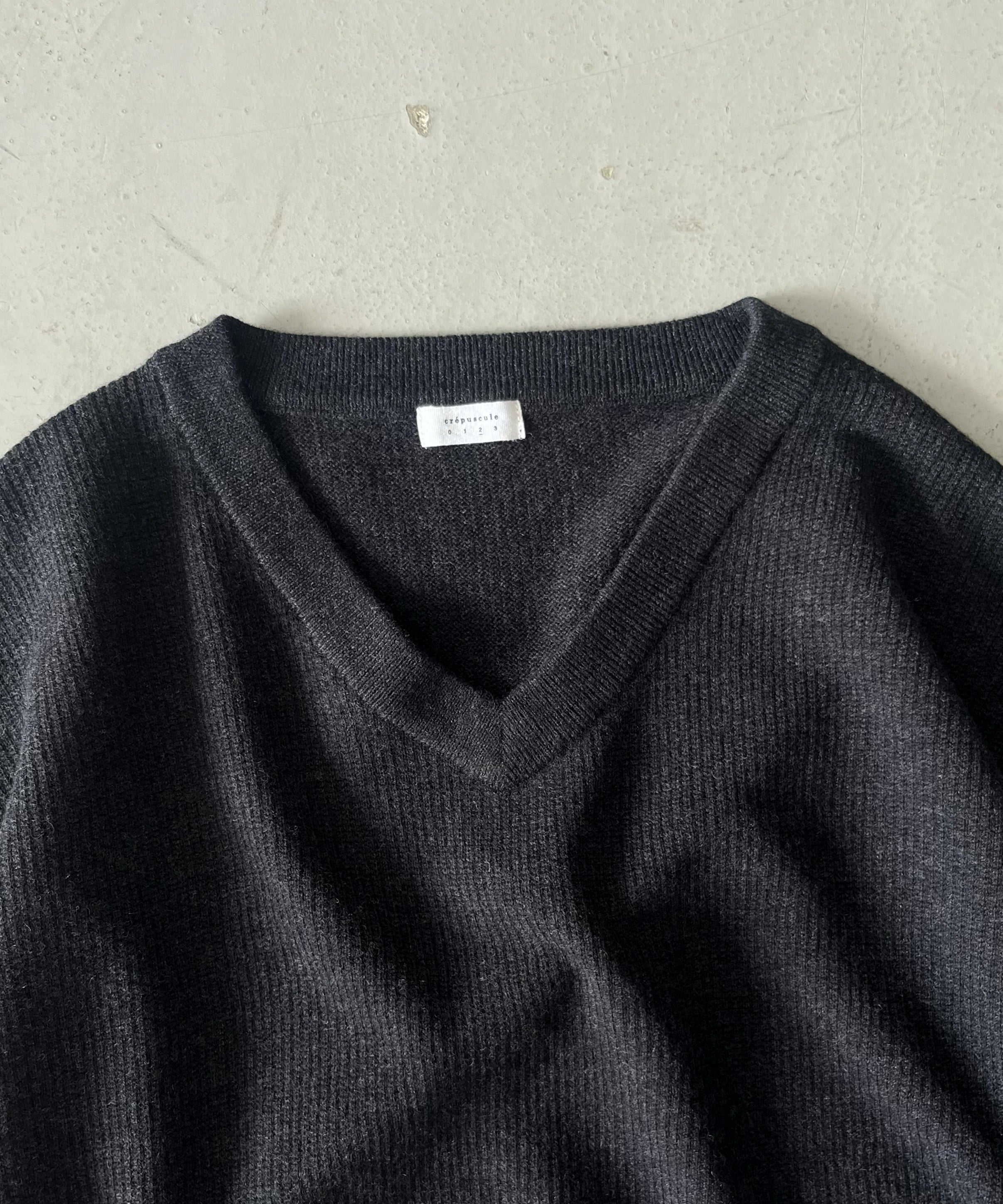 crepuscule V neck p/o "CHARCOAL"
