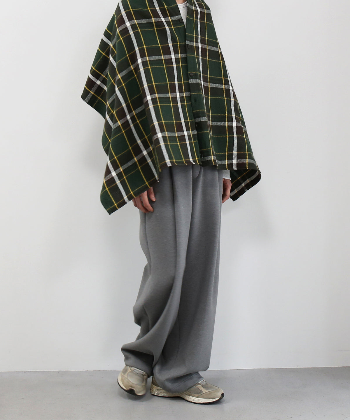 ENGINEERED GARMENTS Button shawl - ctn heavy twill plaid "OLIVE/BROWN"