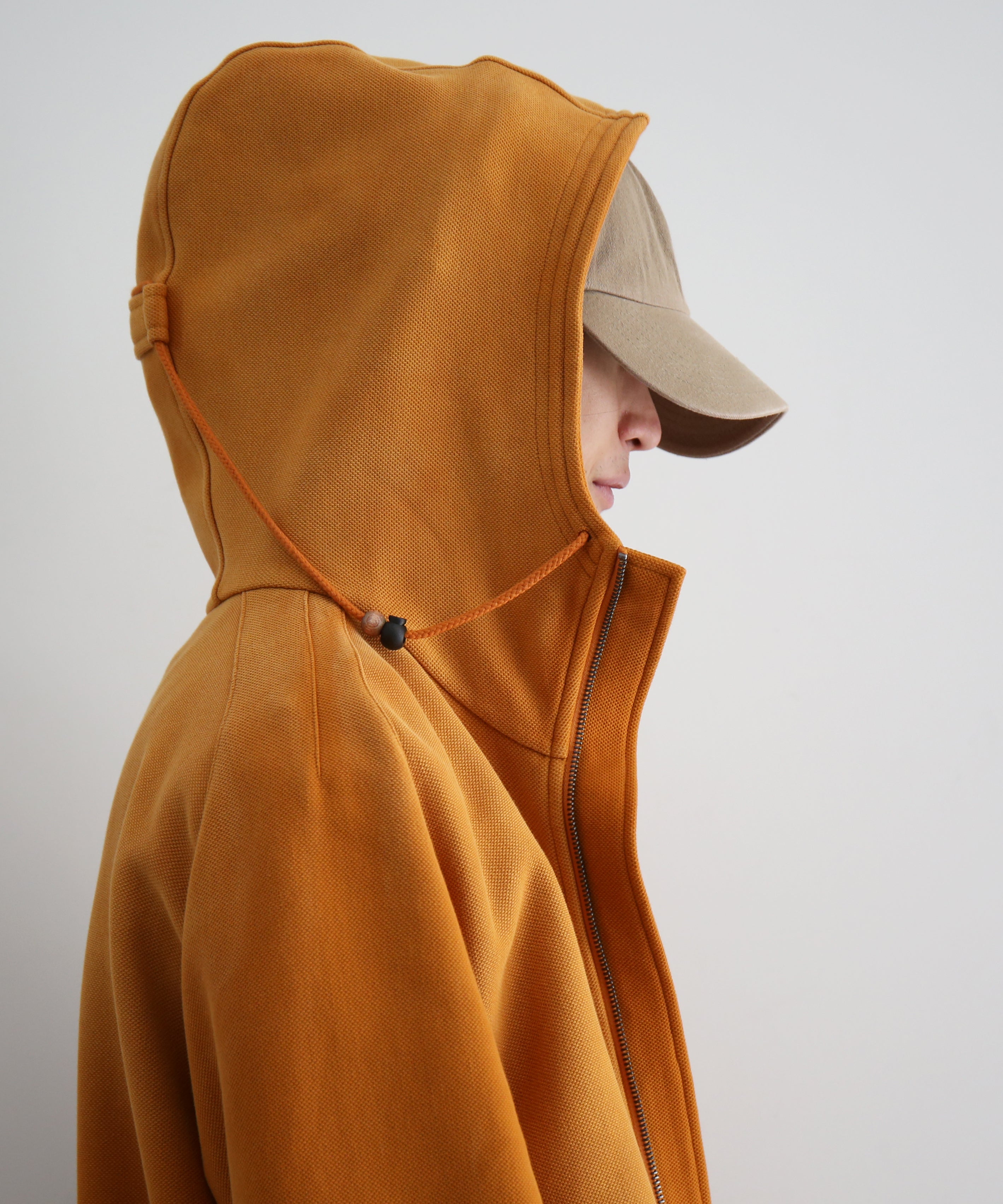 JIAN YE Guai mask hood "ECRU"