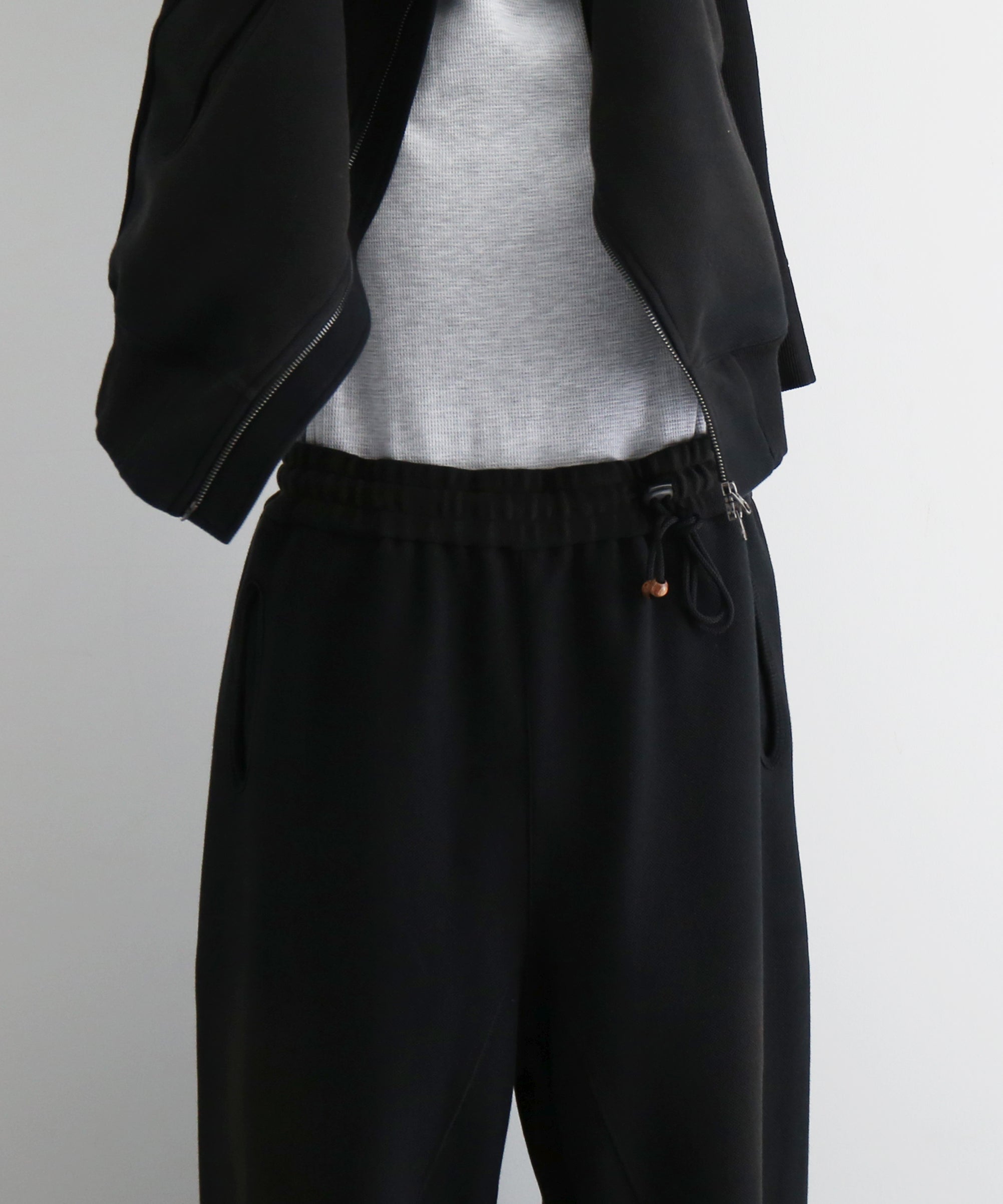 JIAN YE  Guai sweat pants "BLACK"
