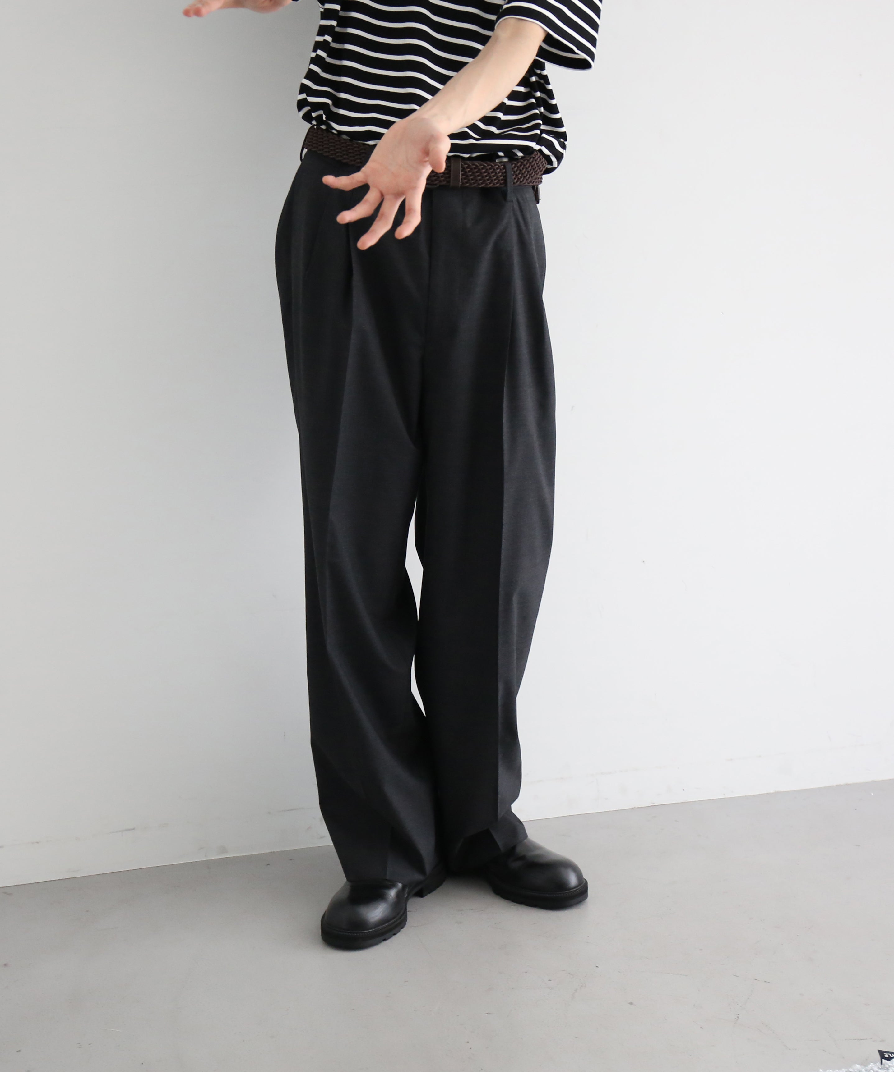 AURALEE Ultra fine tropical wool two-tuck slacks 