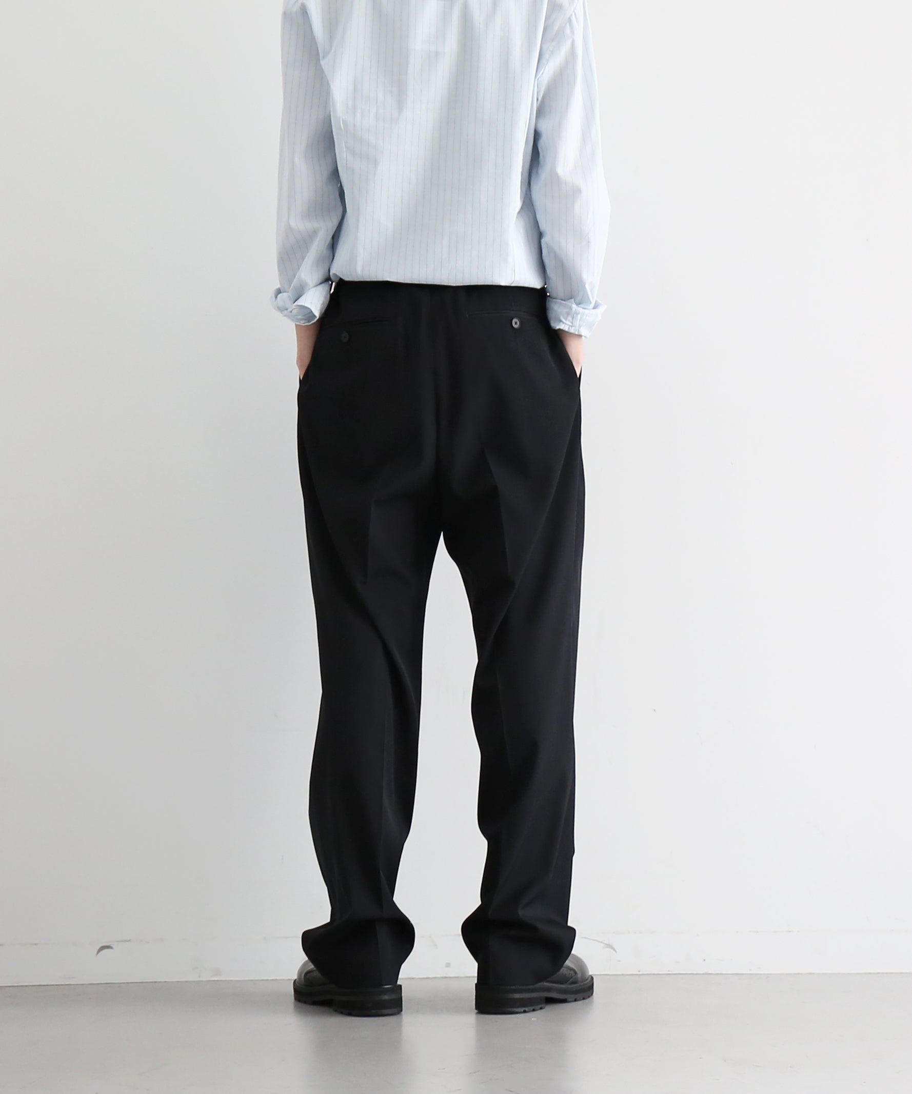 AURALEE Light wool max gabardine two-tuck slacks "TOP BLACK"