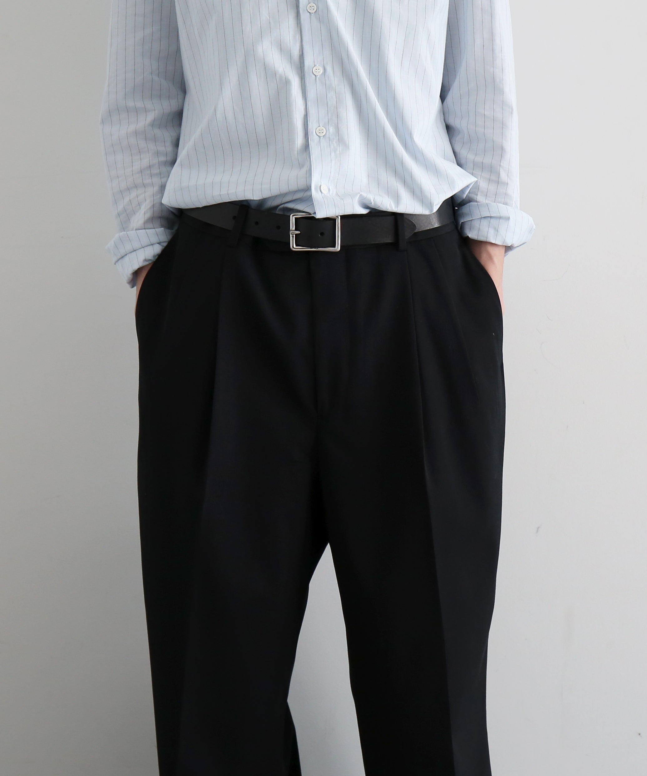 AURALEE Light wool max gabardine two-tuck slacks "TOP BLACK"