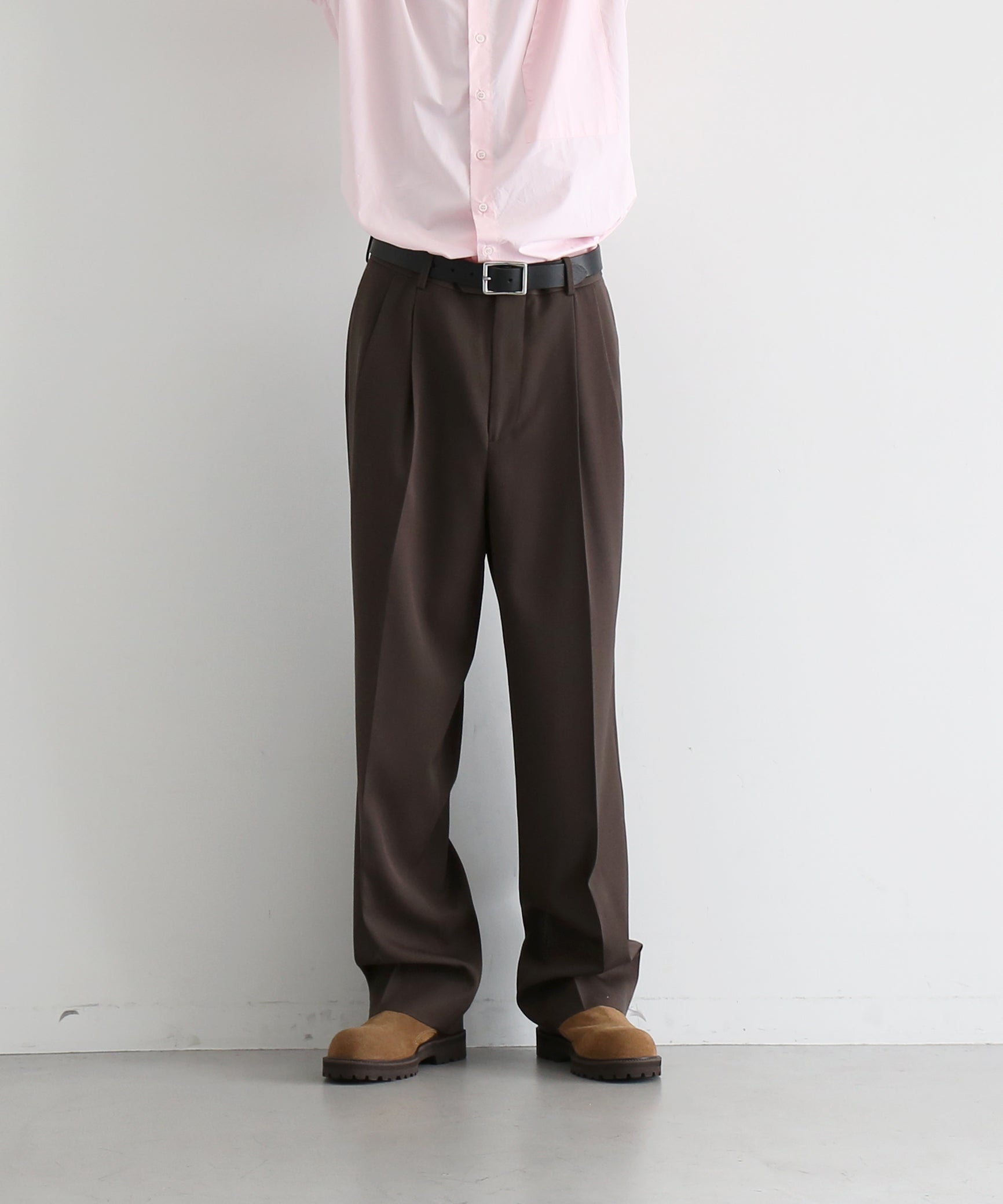 AURALEE Light wool max gabardine two-tuck slacks "DARK BROWN"