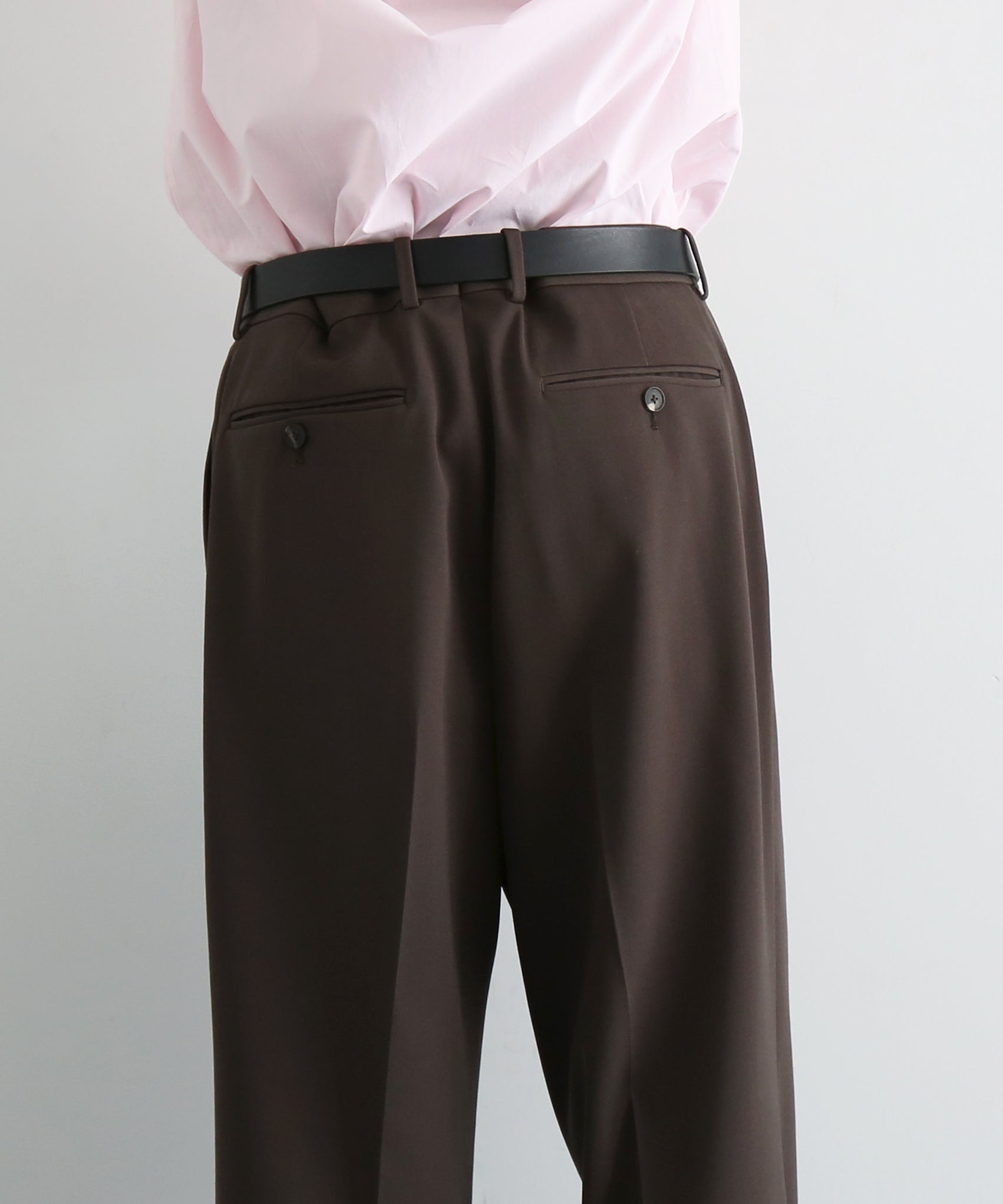 AURALEE Light wool max gabardine two-tuck slacks "DARK BROWN"