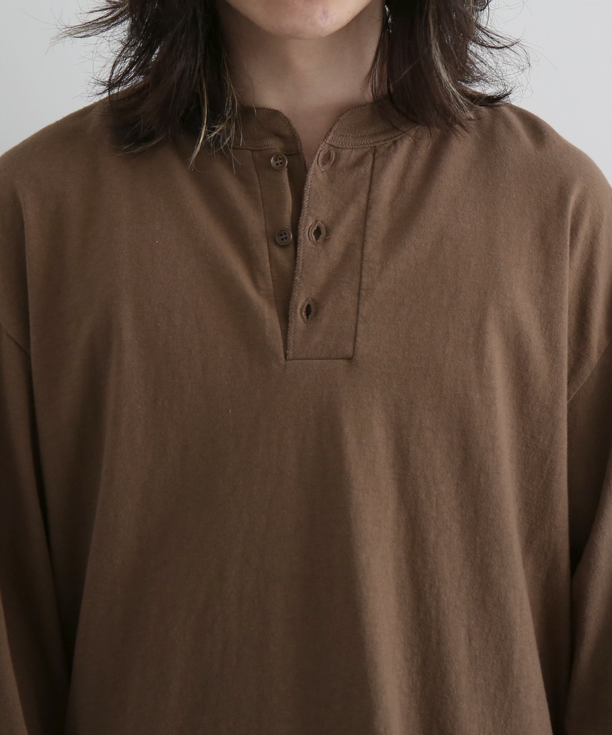 UNUSED Us2592 long-sleeve henry neck t-shirt "BROWN"