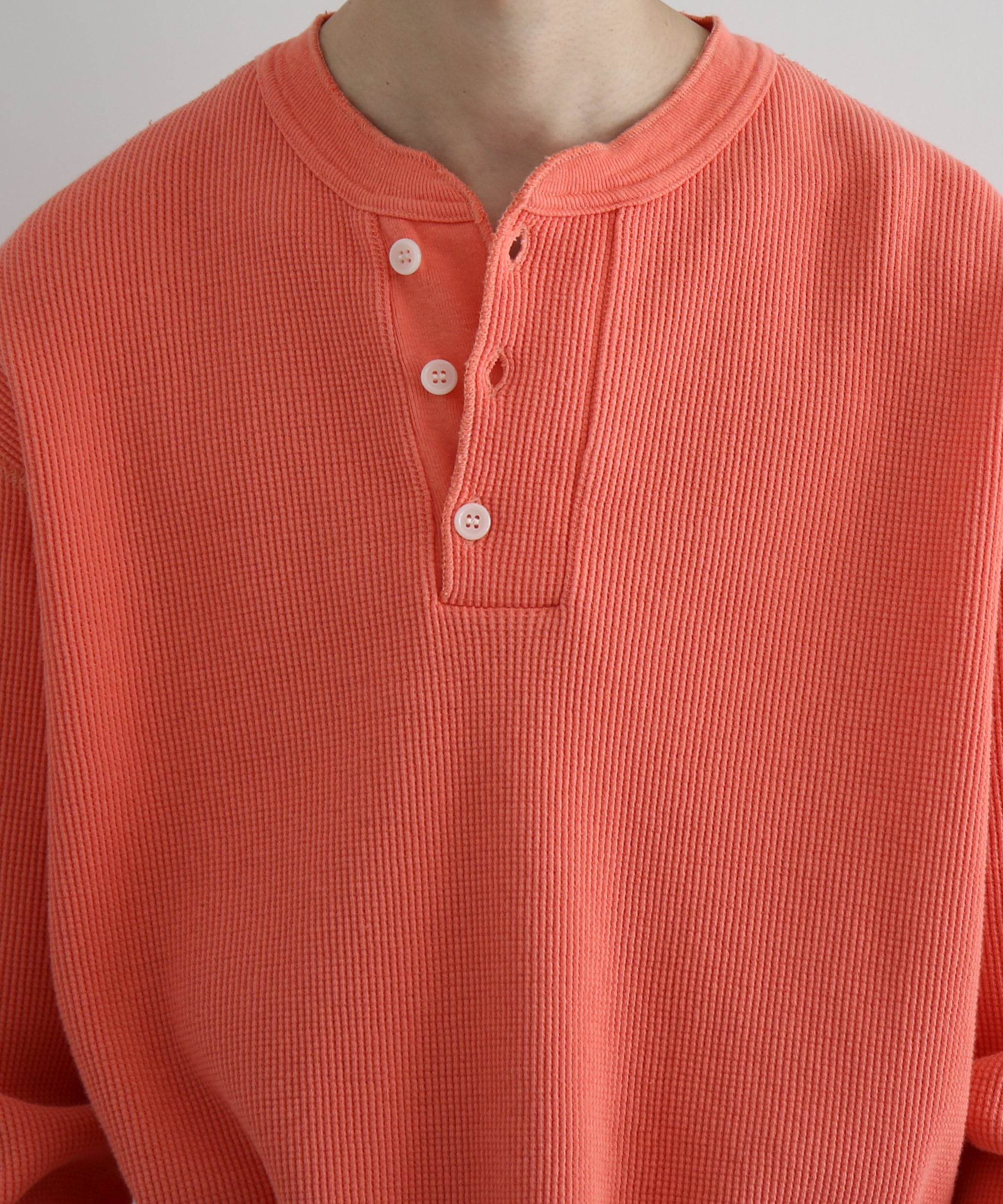 UNUSED Us2595 long-sleeve henry neck waffle t-shirt "CORAL"