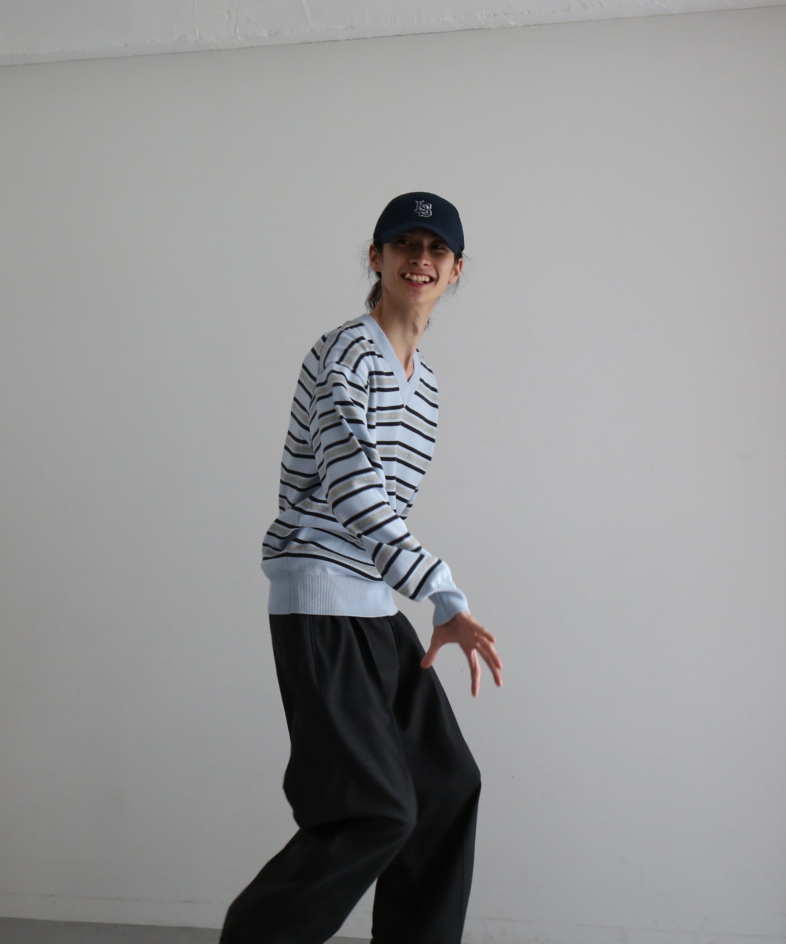 KAIKO Border v neck sweater "S.BLUE"