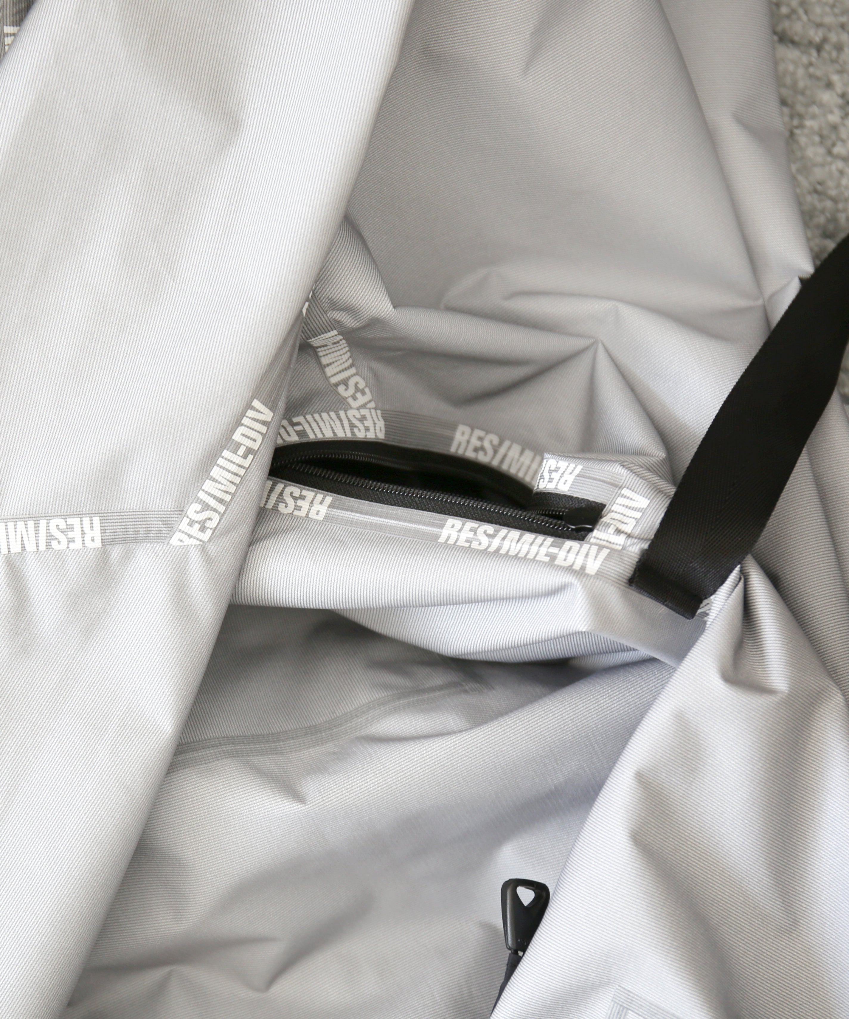 PHINGERIN Cumalice shell jacket resmildiv "A:LIGHT GRAY × BLACK"