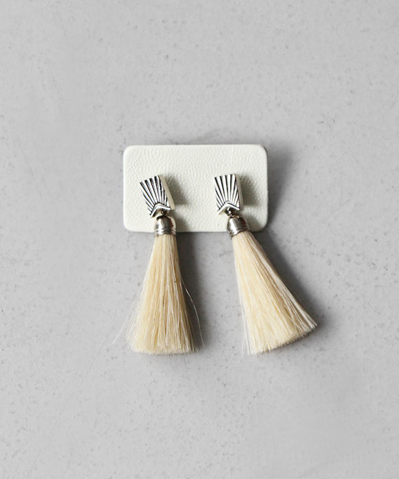 TOGA VIRILIS Fringe pierced earrings "WHITE"