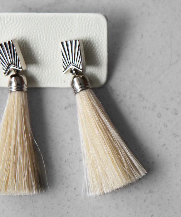 TOGA VIRILIS Fringe pierced earrings "WHITE"