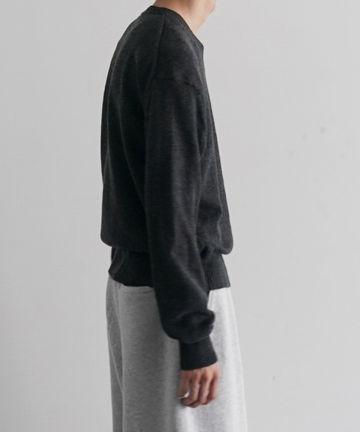 AURALEE Light cashmere knit v-neck p/o "CHARCOAL"