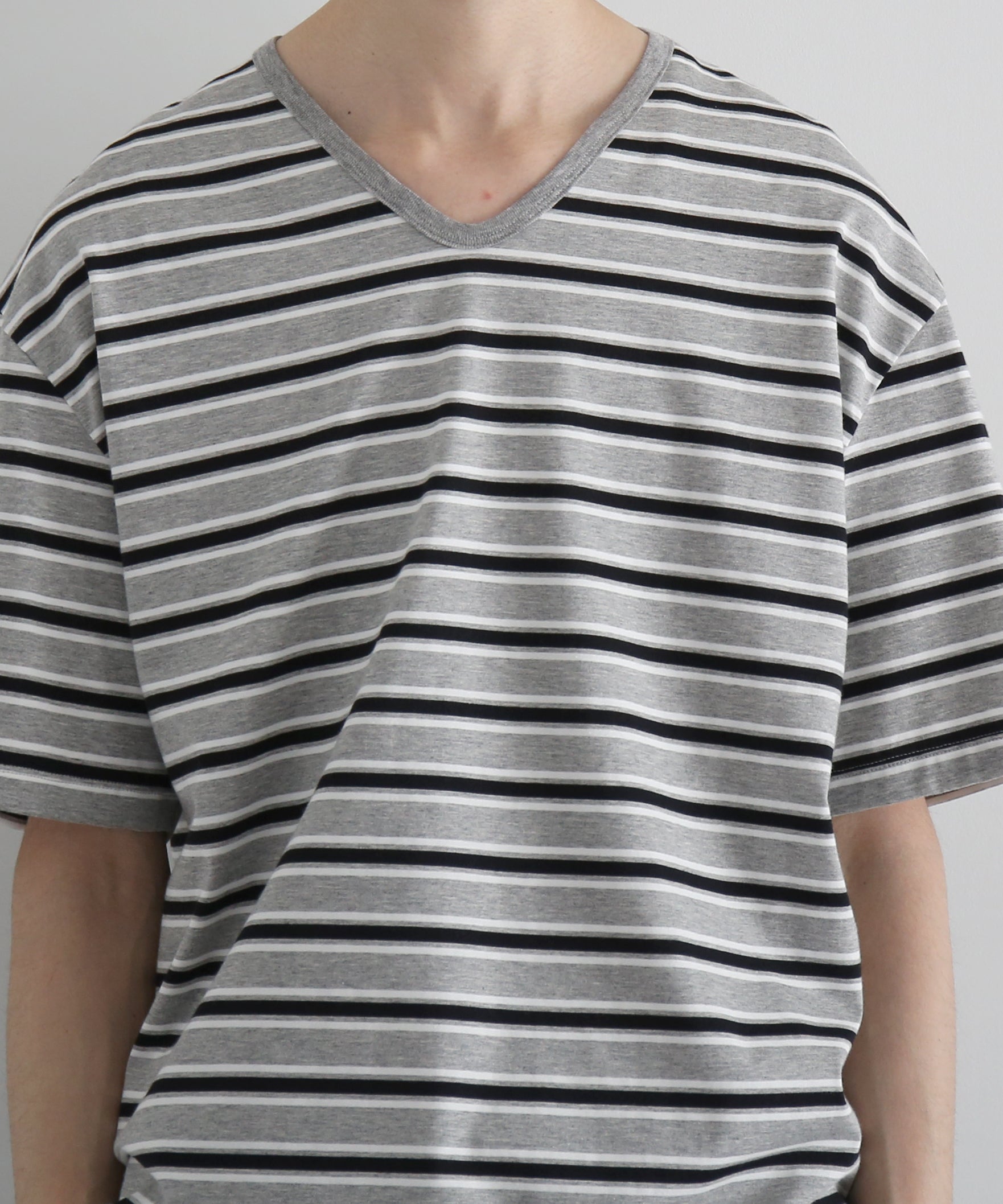 KAIKO V neck border t-shirts "FIGURE"
