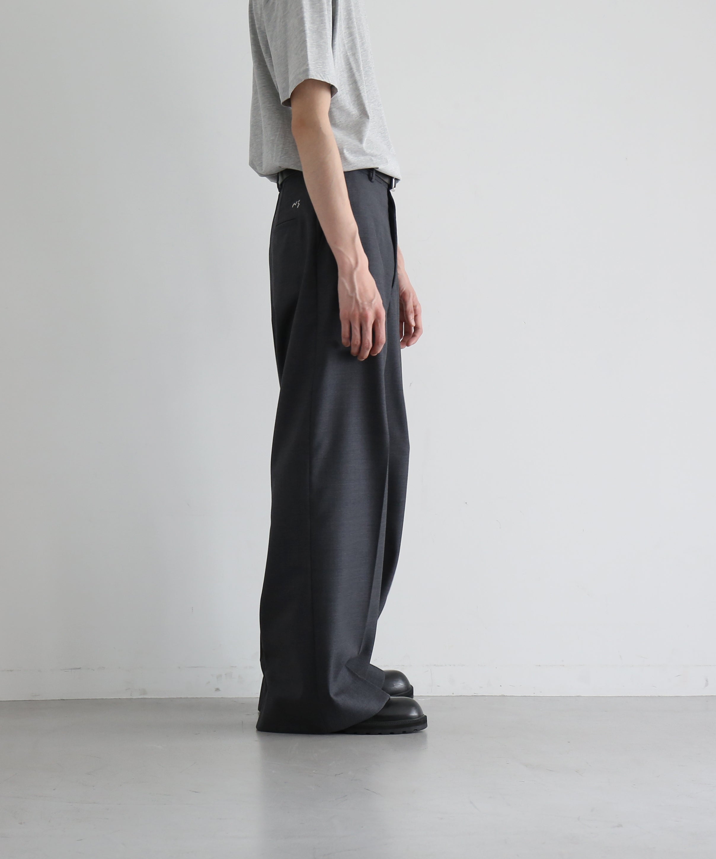 【EXCLUSIVE】NEONSIGN Anatomic straight slacks "CHARCOAL"
