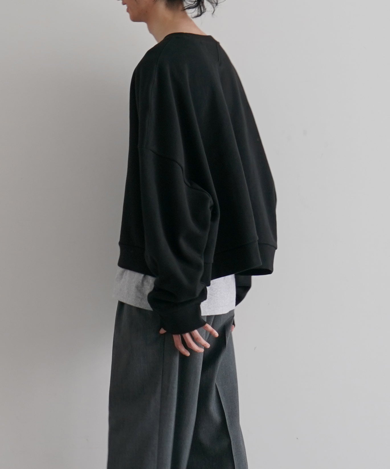 ユニセックス【Entire Studios】Box Crew スウェット W/ブラック sweater-2-1-e86eb.jpg?fit=max&