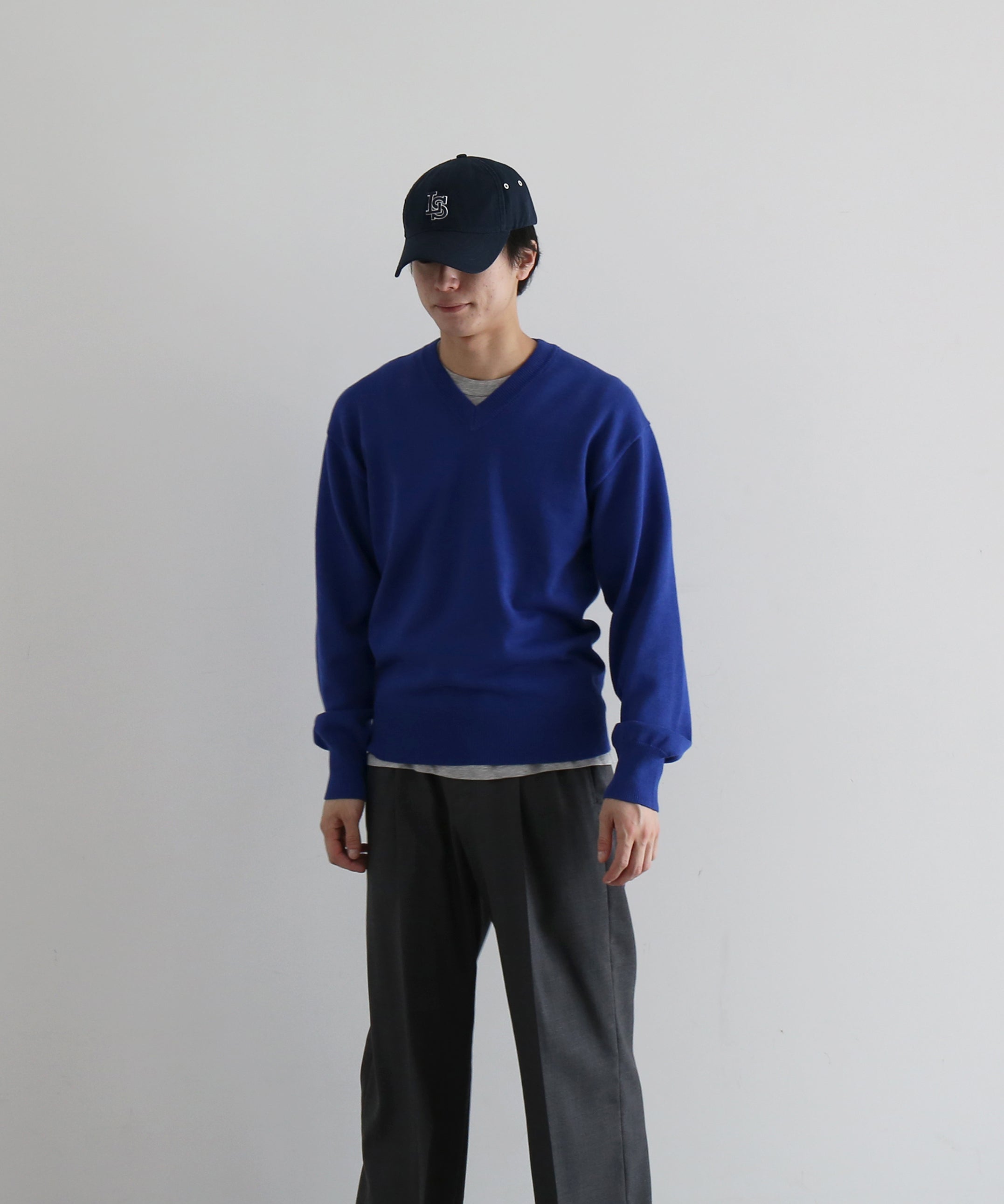 KAIKO V neck sweater "TOP GRAY"