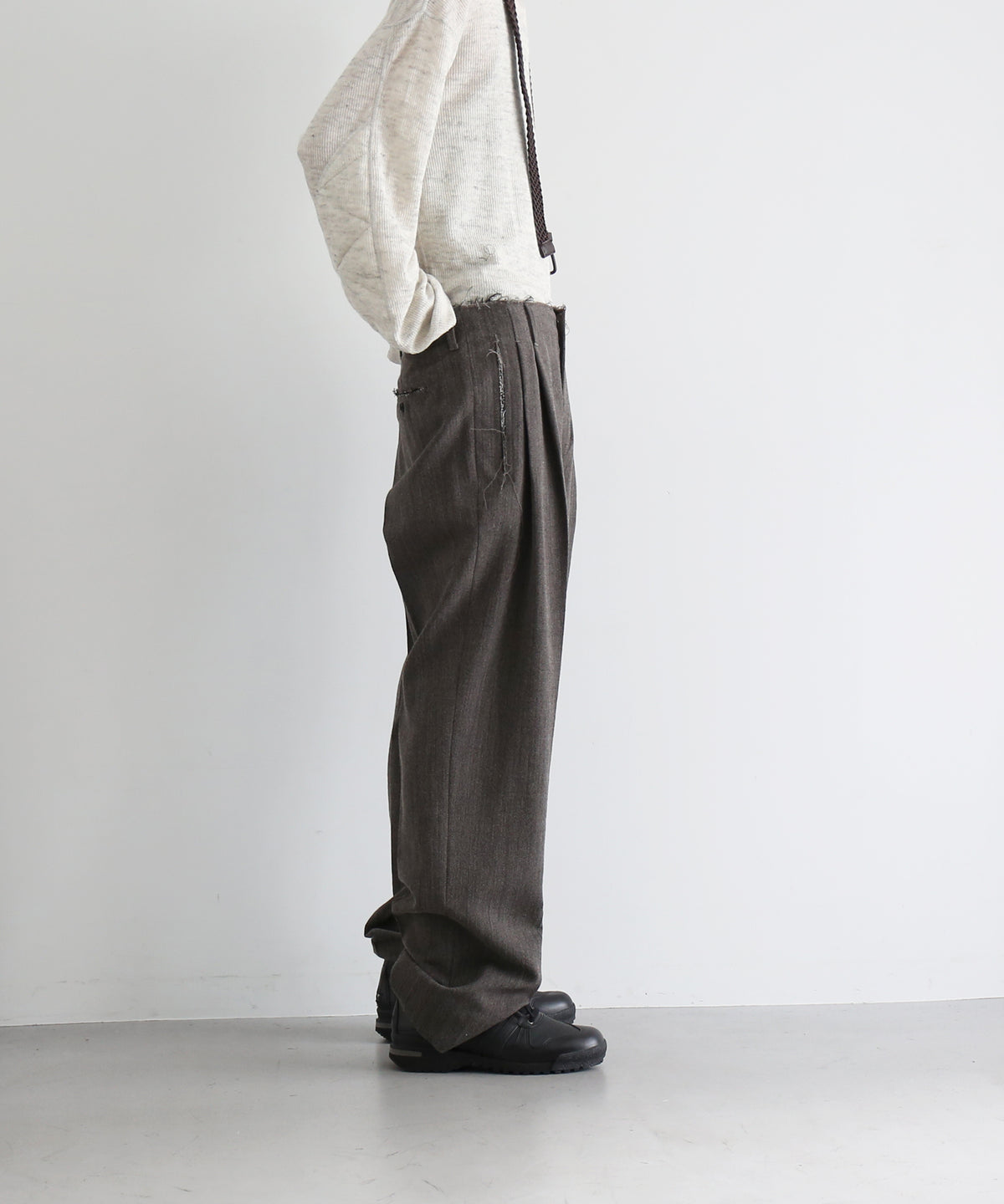 ISSUETHINGS 26b/118-wn-00 "GRAY BEIGE"