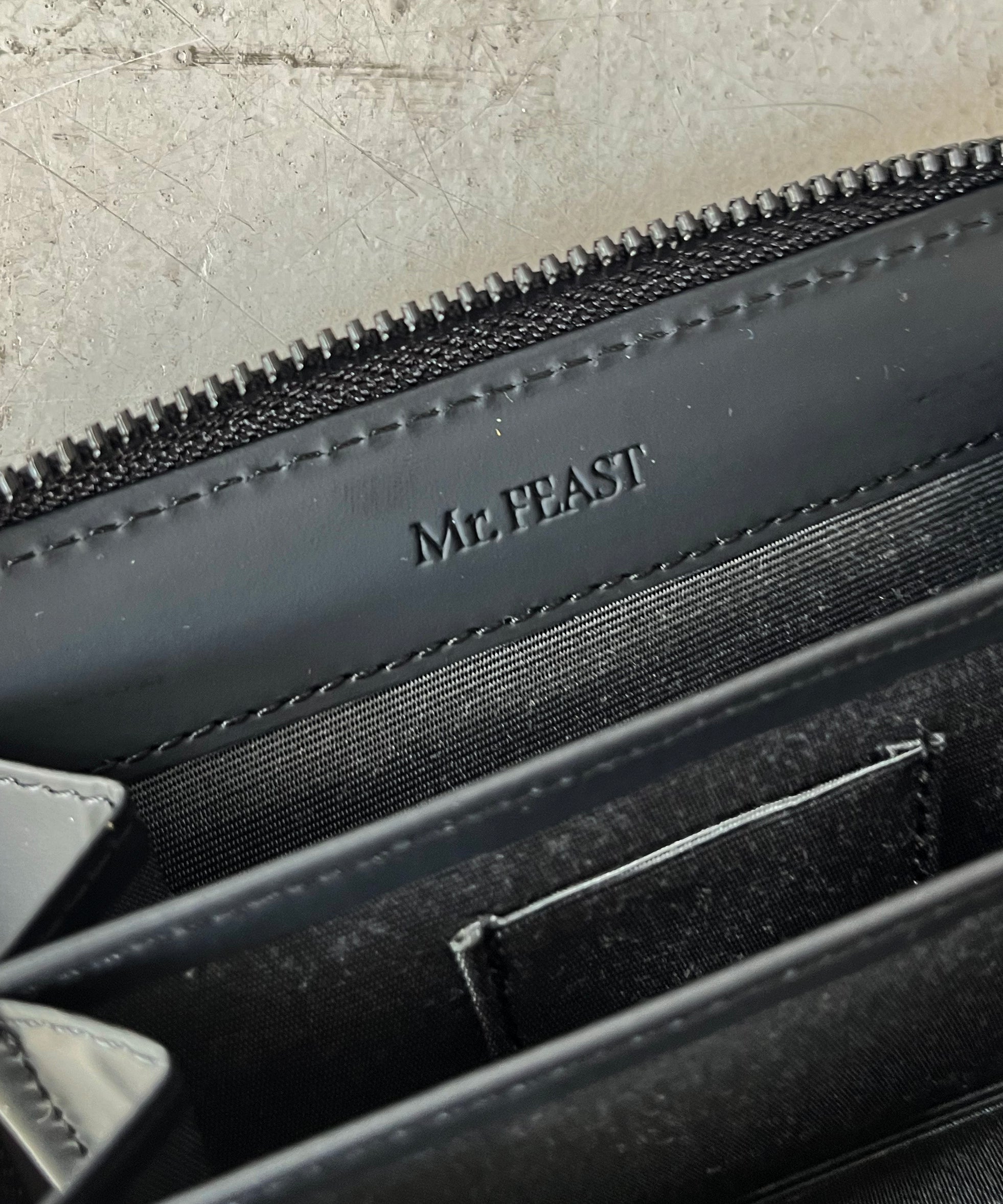 Mr.FEAST ROUND WALLET "BLACK"