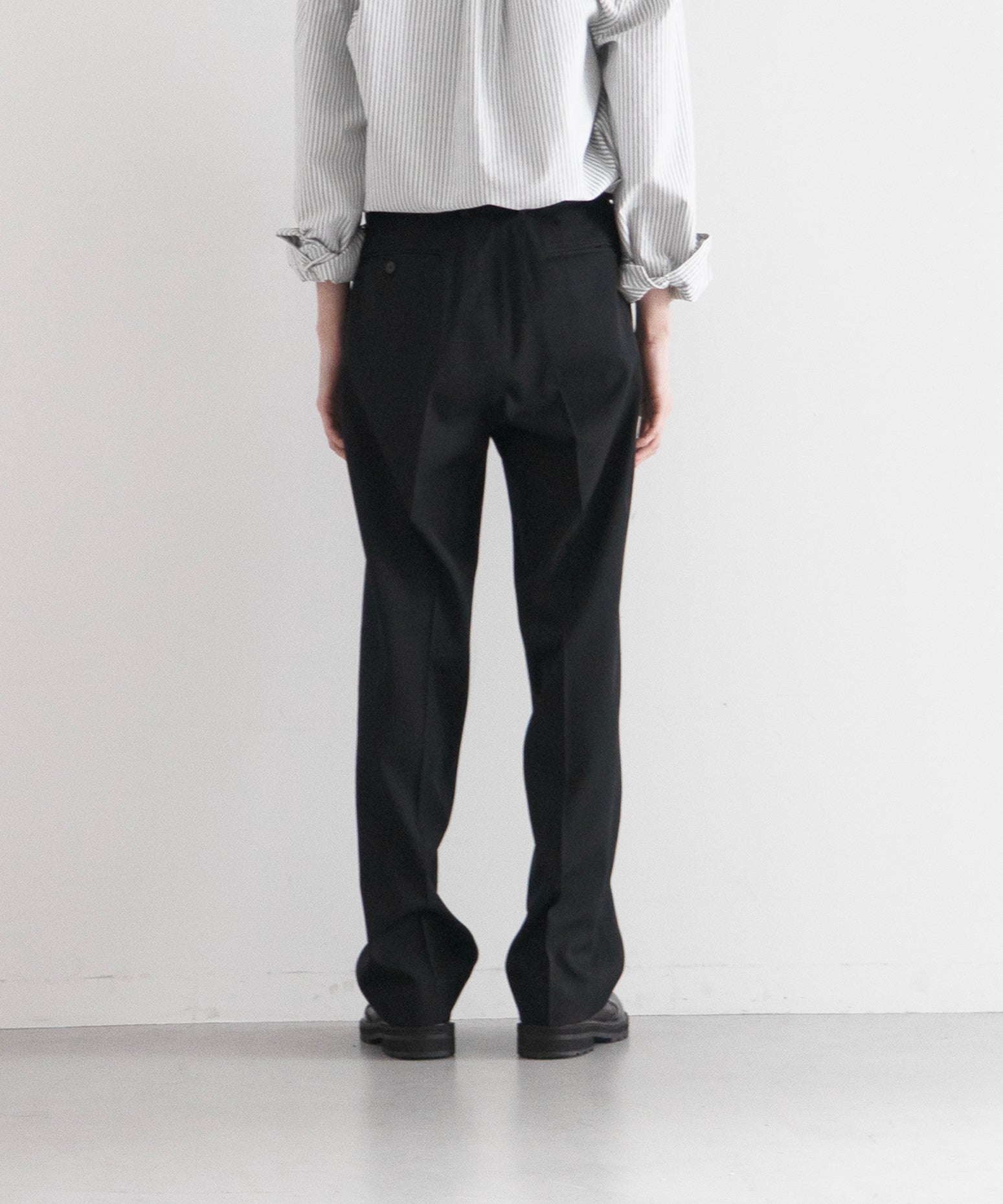 AURALEE Light wool max gabardine slacks "TOP BLACK"