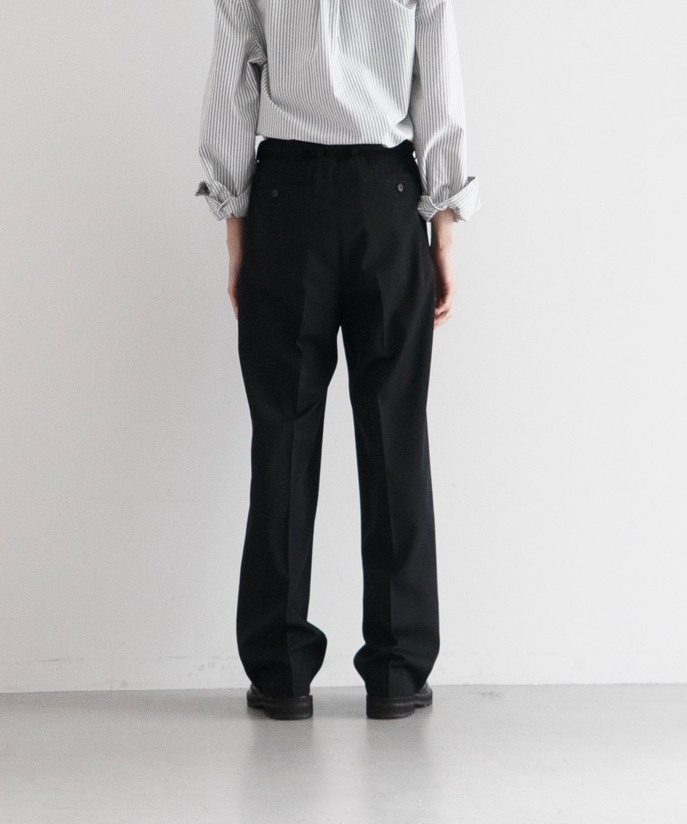 AURALEE Light wool max gabardine two-tuck slacks "TOP BLACK"