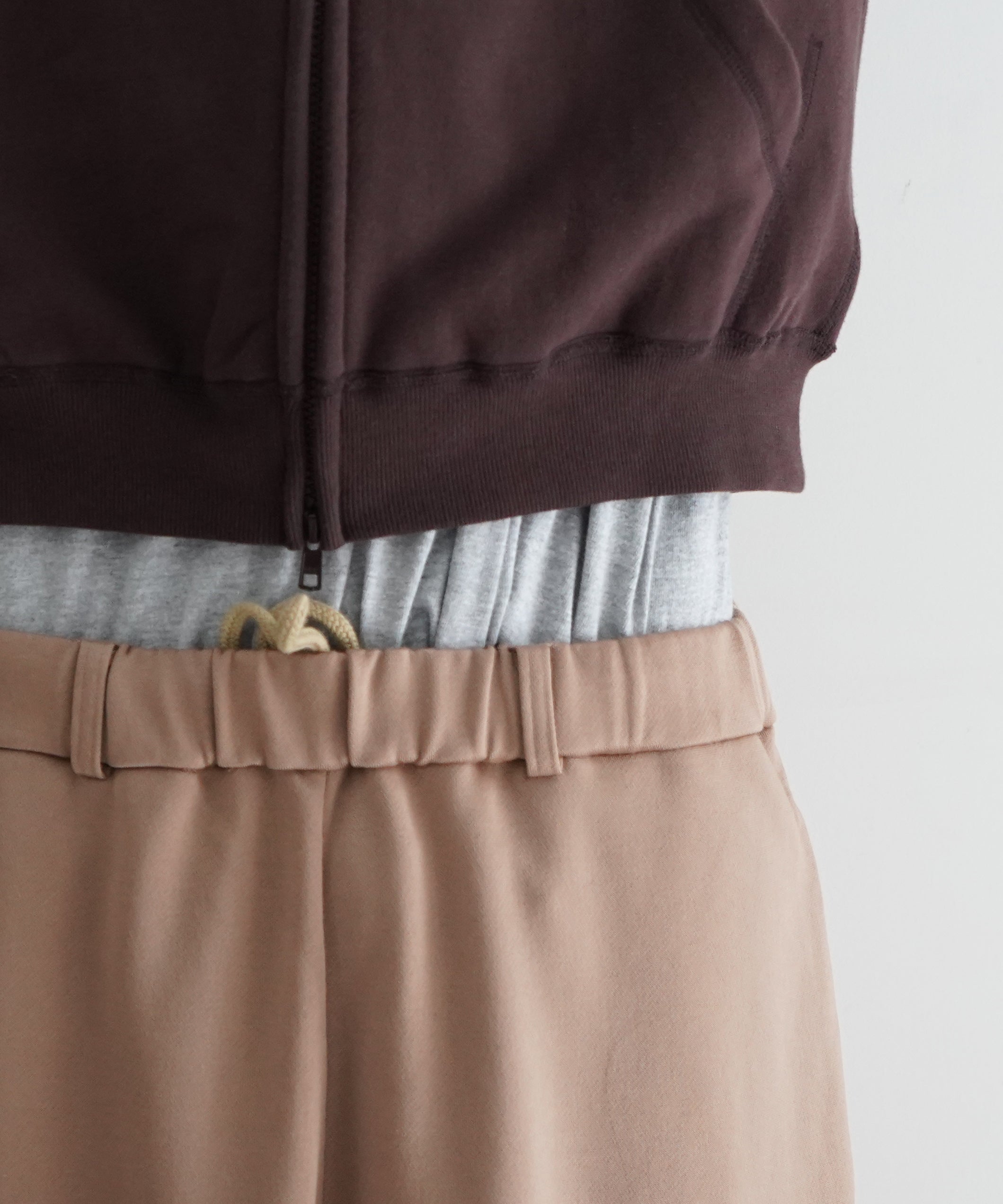 REVERBERATE TRACK PANTS "BEIGE"