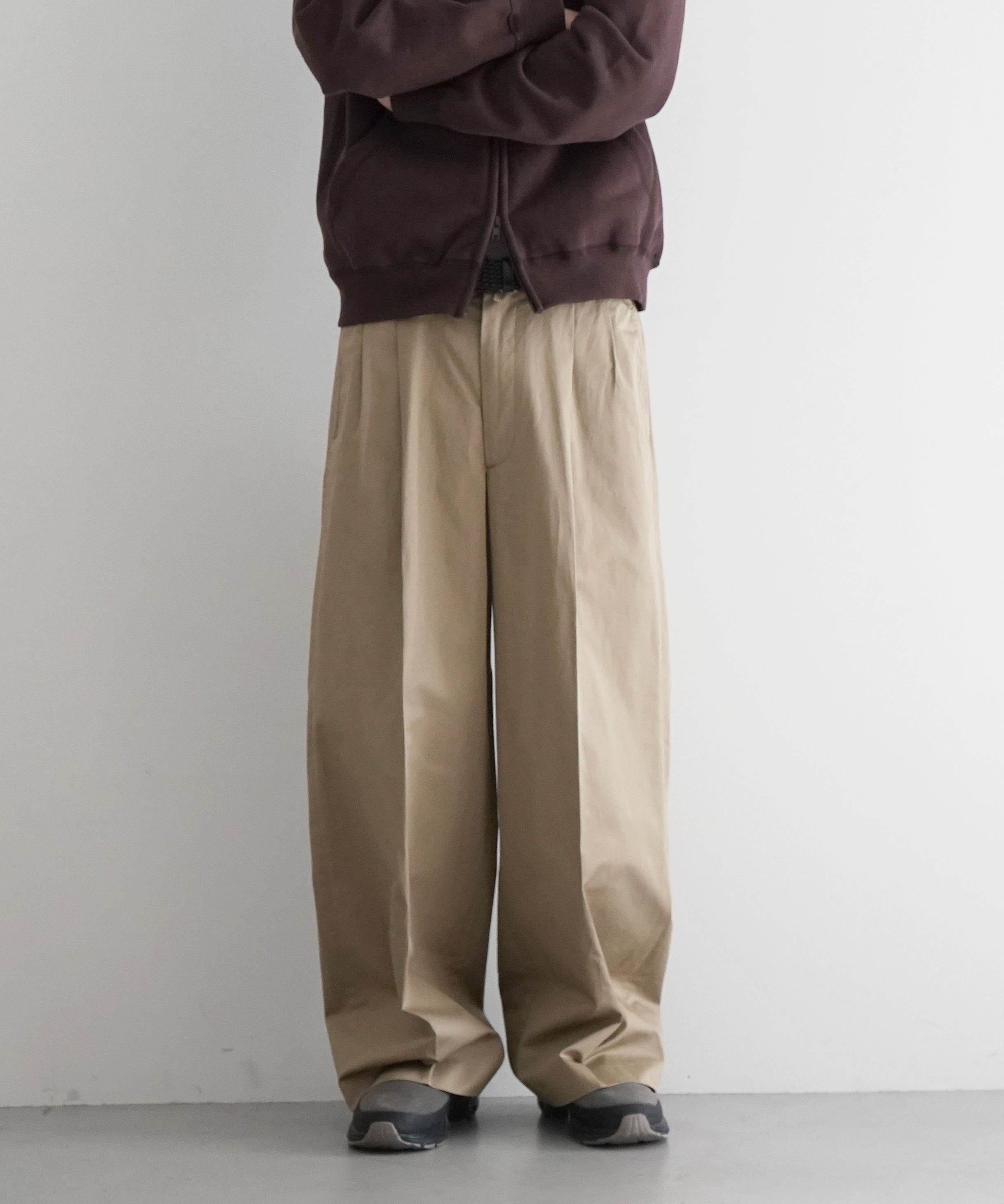 REVERBERATE TACKED CHINO TROUSERS - PLANE - STANDARD "BEIGE"