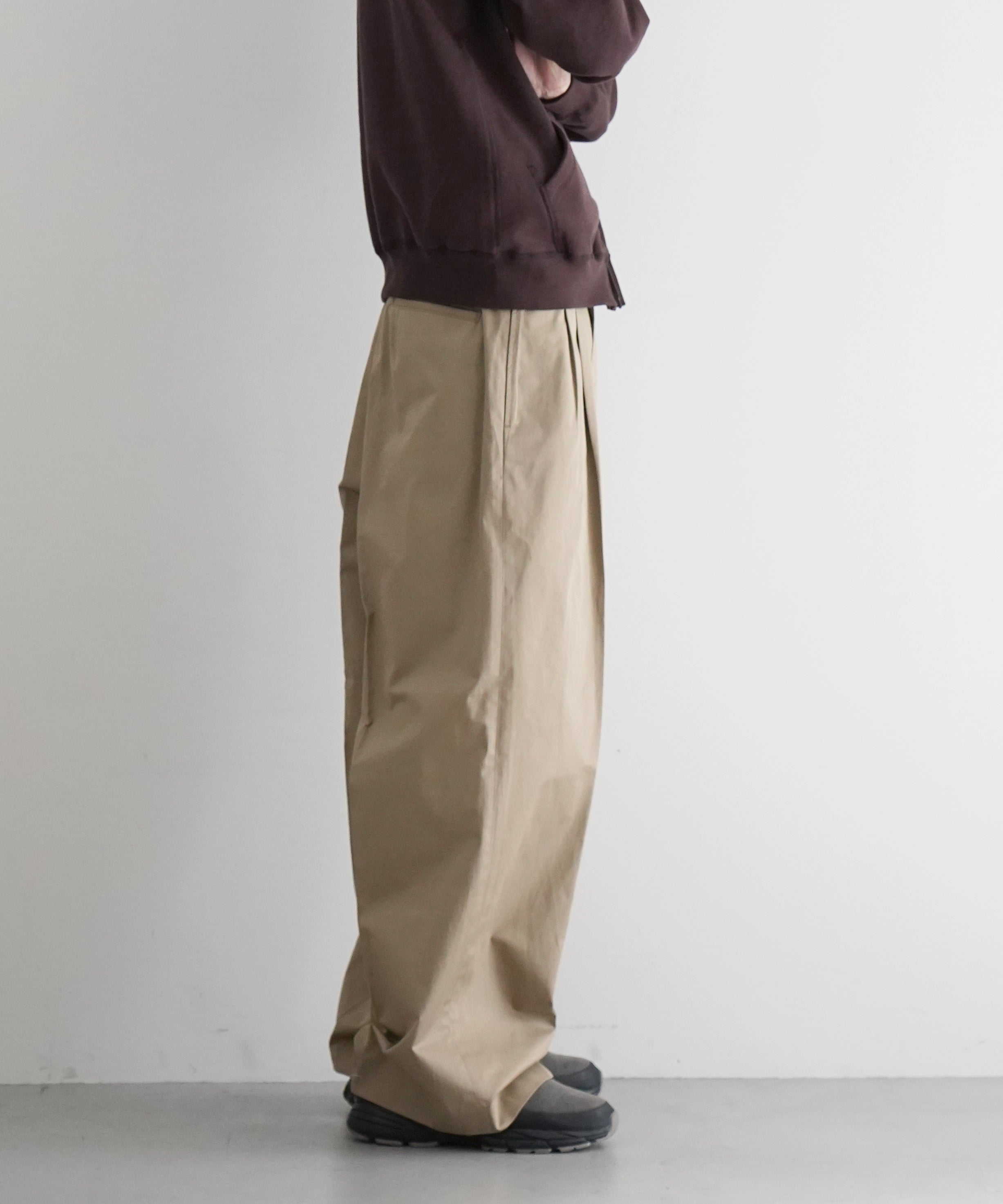 REVERBERATE TACKED CHINO TROUSERS - PLANE - STANDARD "BEIGE"