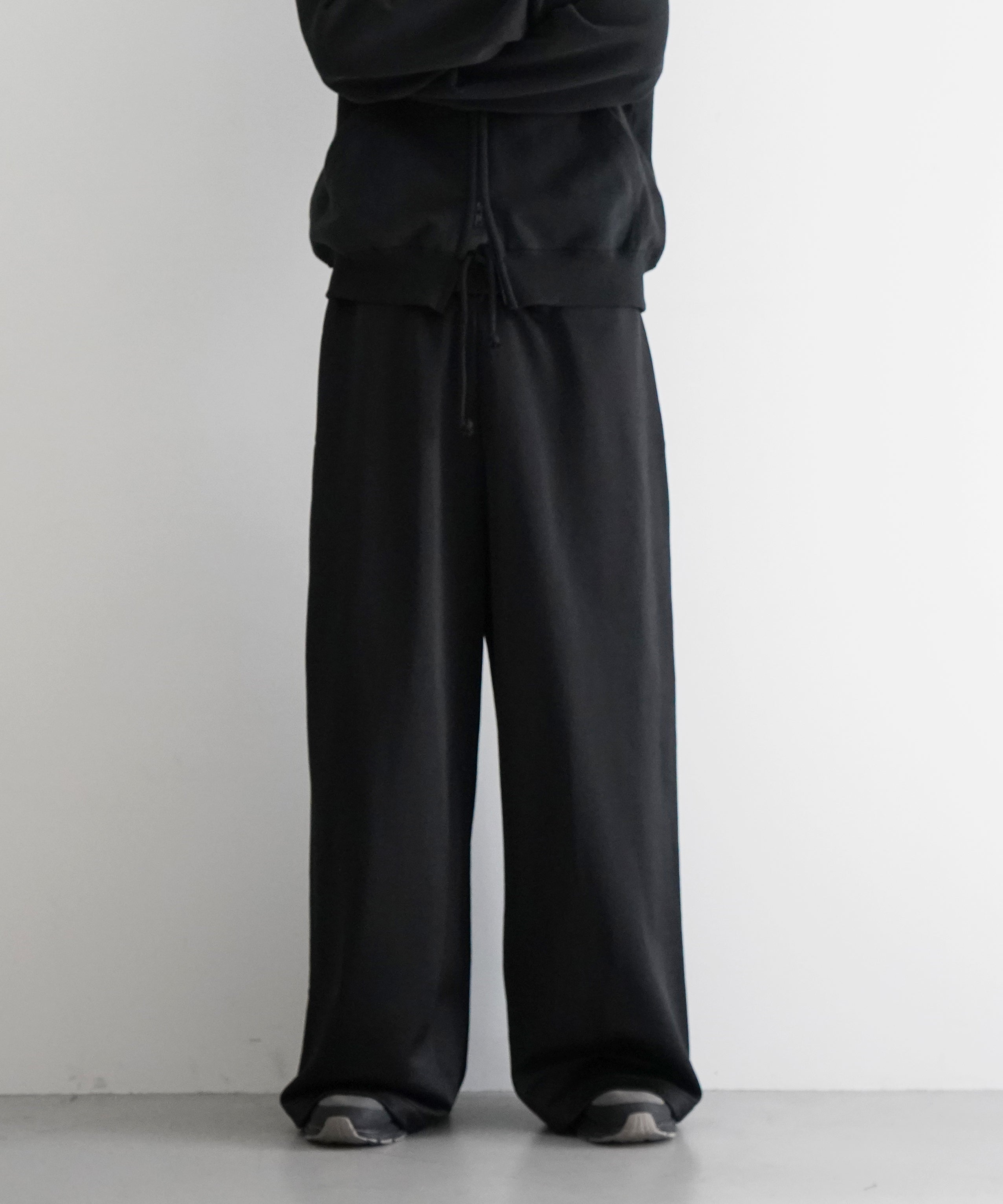 REVERBERATE TRACK PANTS "BLACK"