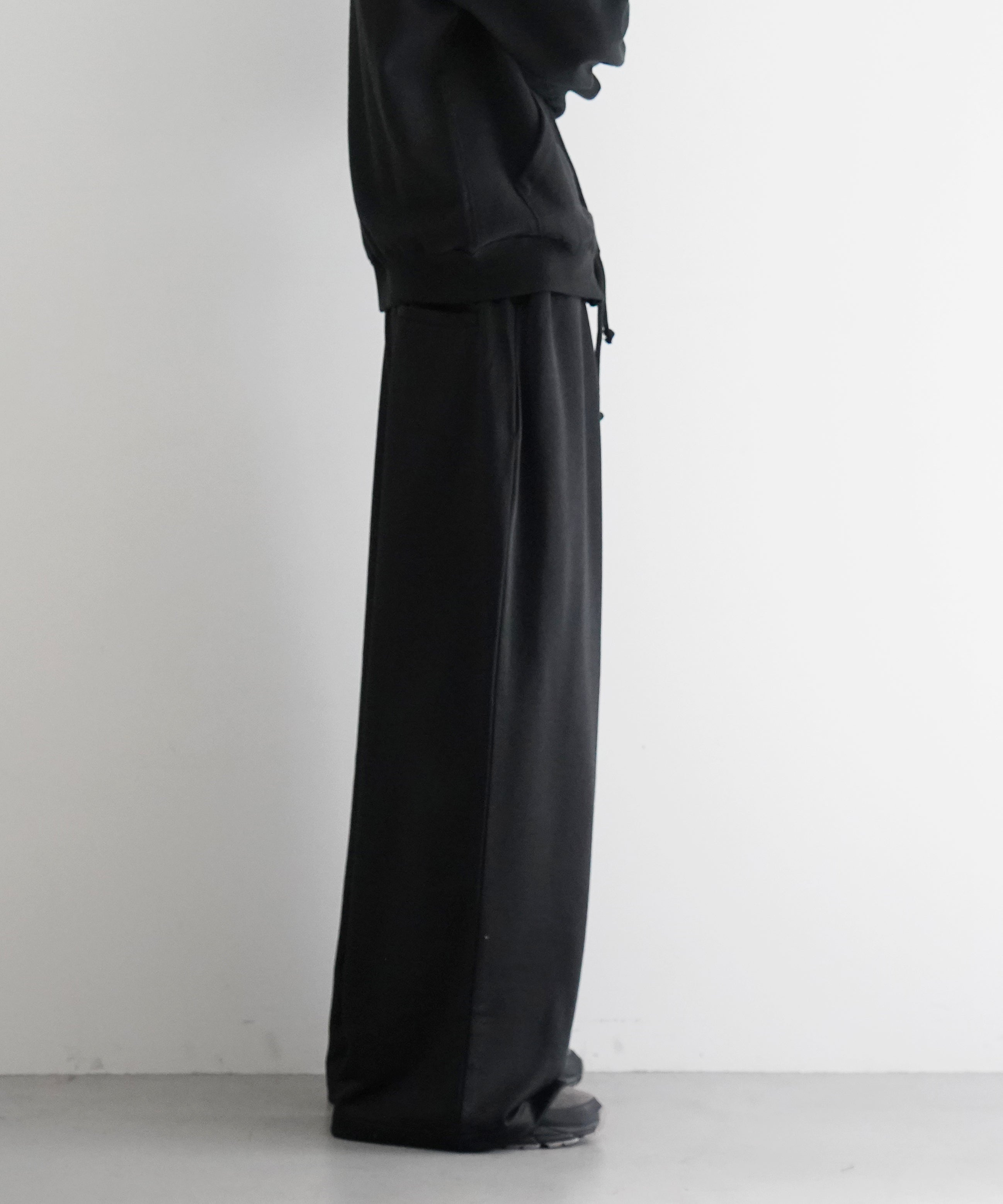 REVERBERATE TRACK PANTS "BLACK"