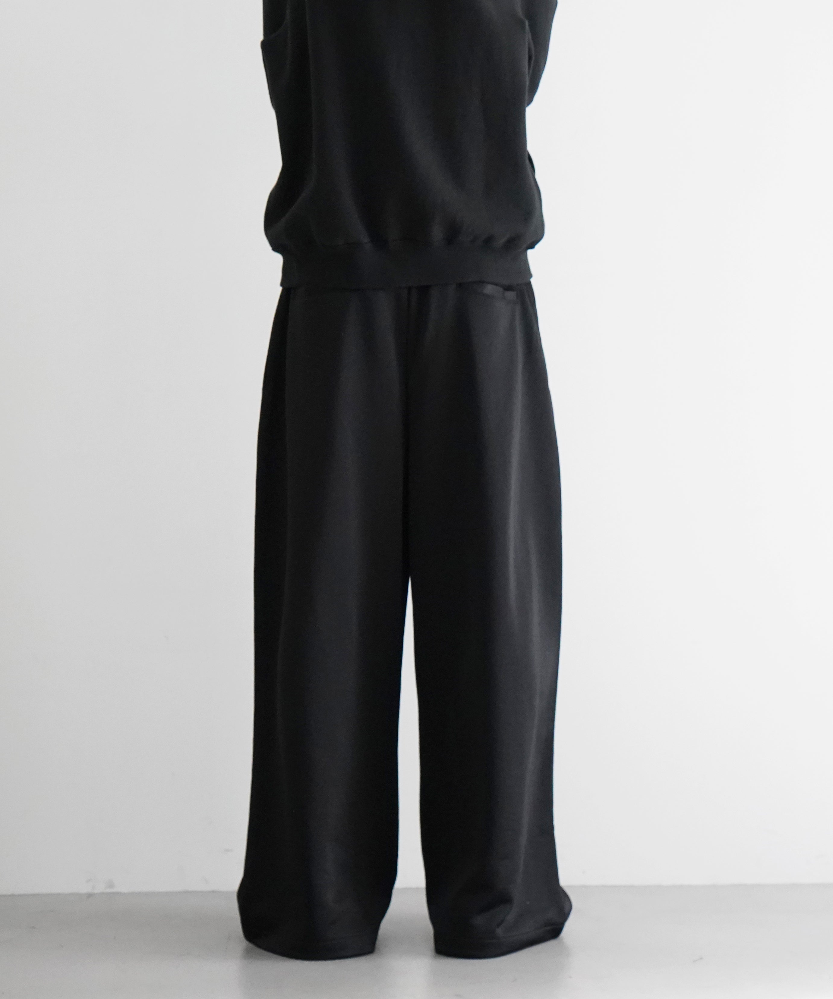 REVERBERATE TRACK PANTS "BLACK"