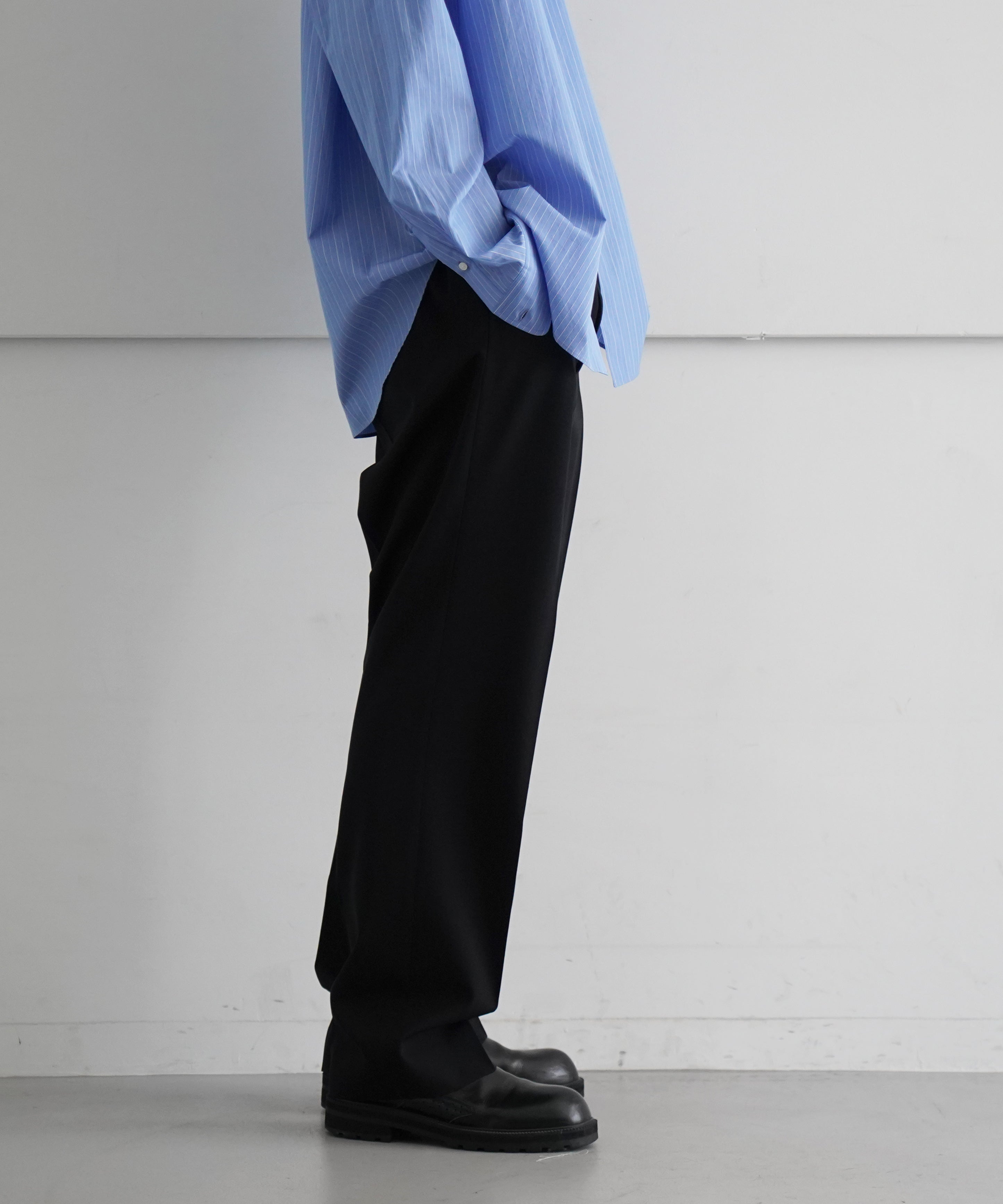 AURALEE LIGHT WOOL MAX GABARDINE SLACKS "TOP BLACK"