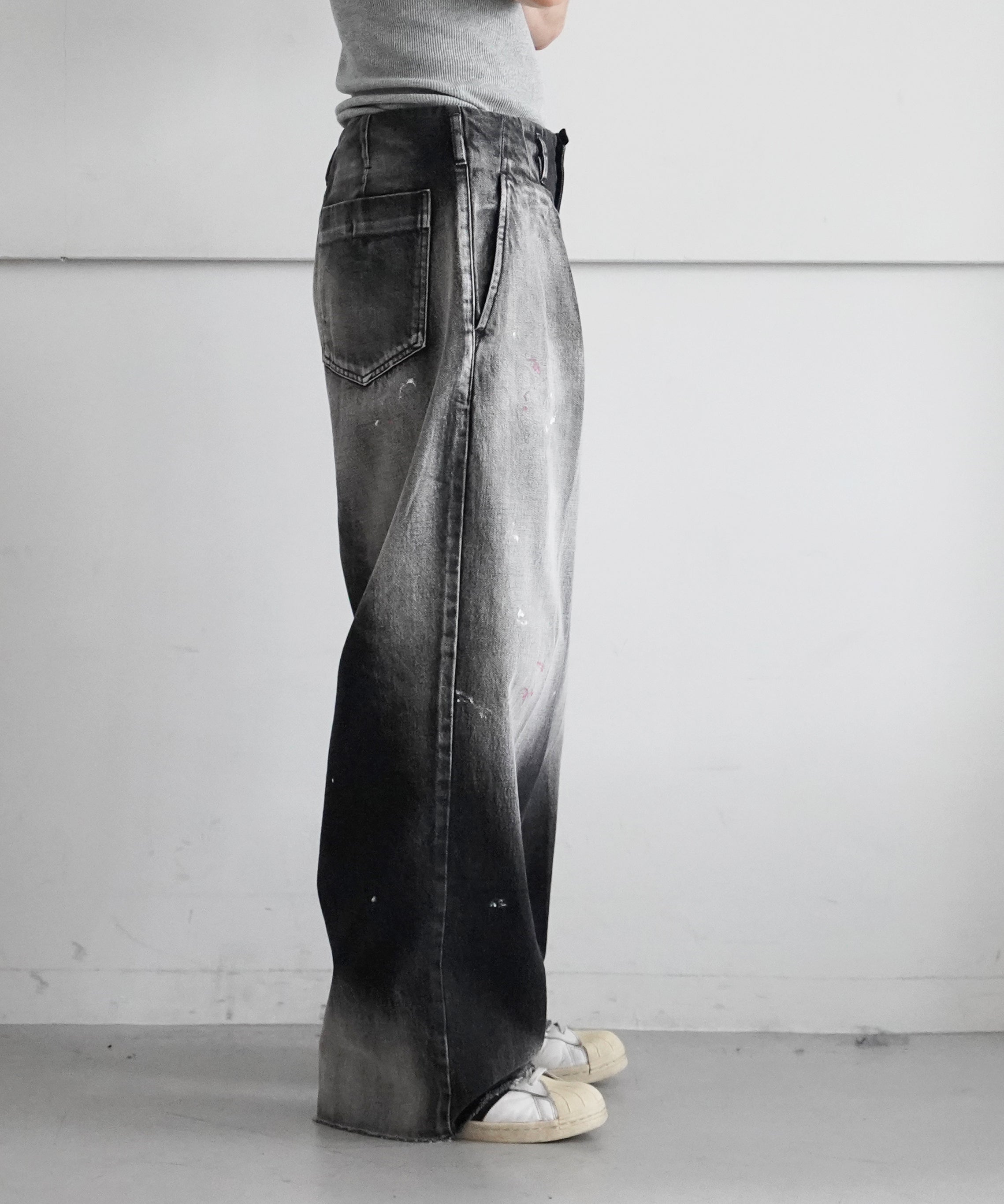 saby【サバイ】tuck baggy type02 - 11oz bingo denim - sun fade ＆ paint -  