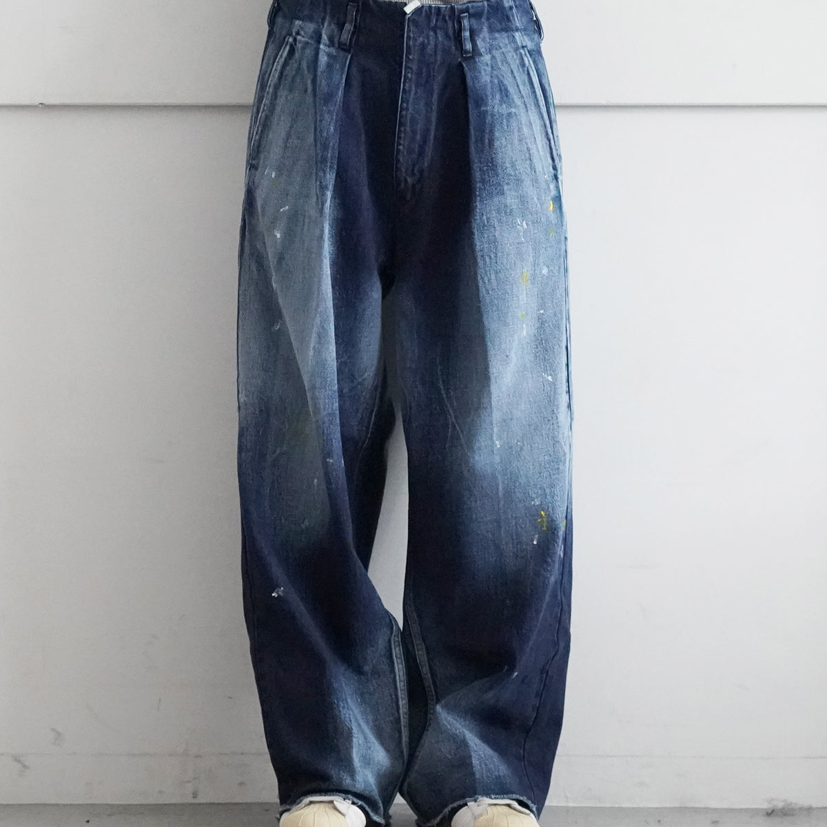 saby【サバイ】tuck baggy type02 - 11oz bingo denim - sun fade ＆ paint -  