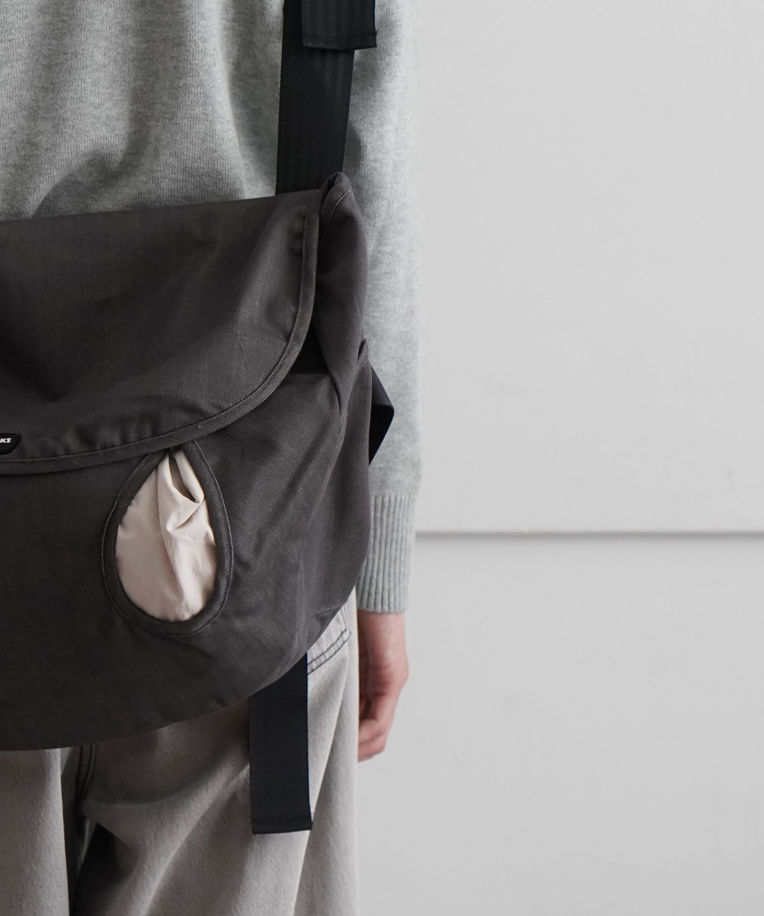 AFFX WRKS RABIN MESSENGER BAG "TAN GREY / LITE SAND"