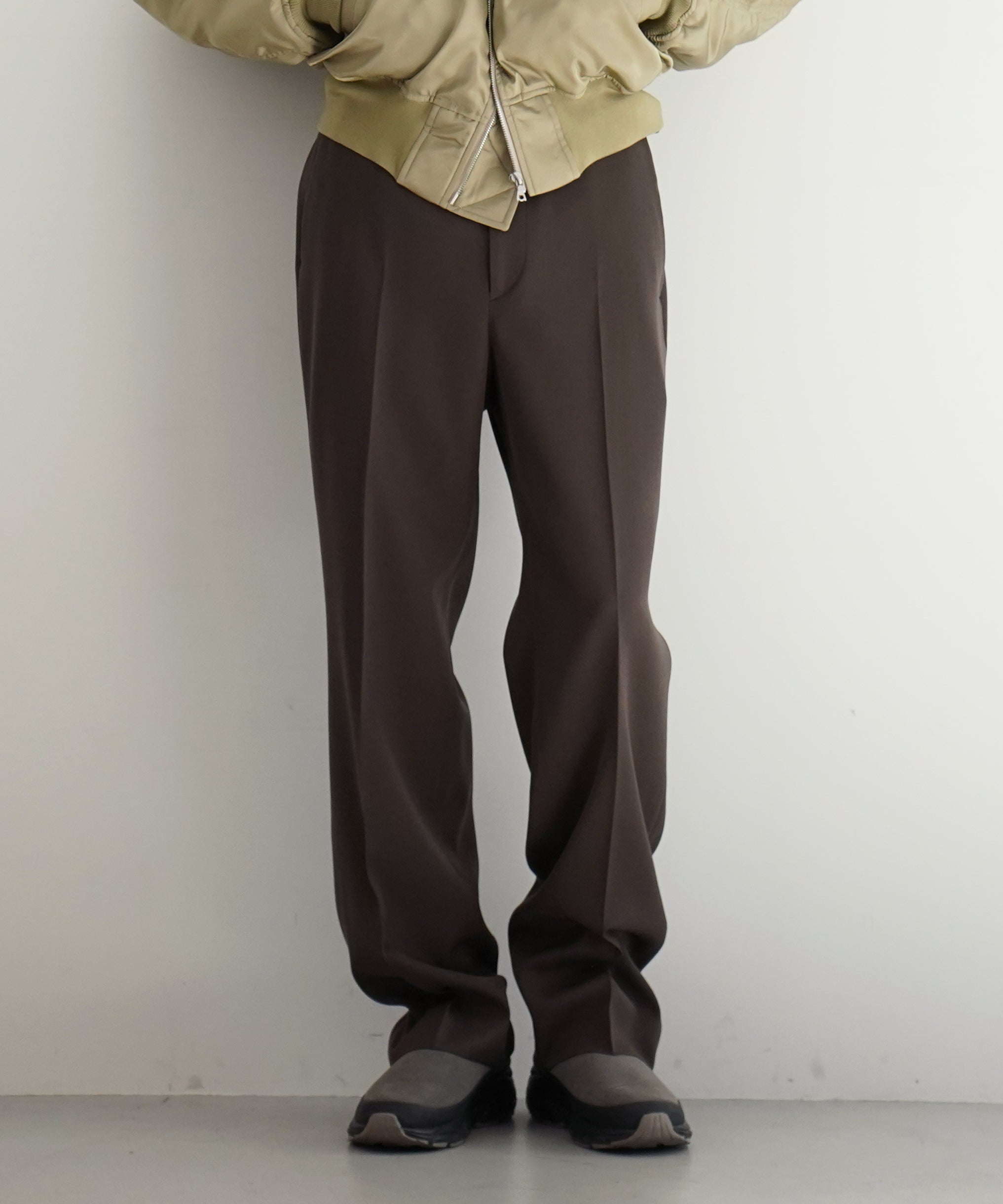 AURALEE LIGHT WOOL MAX GABARDINE SLACKS "DARK BROWN"