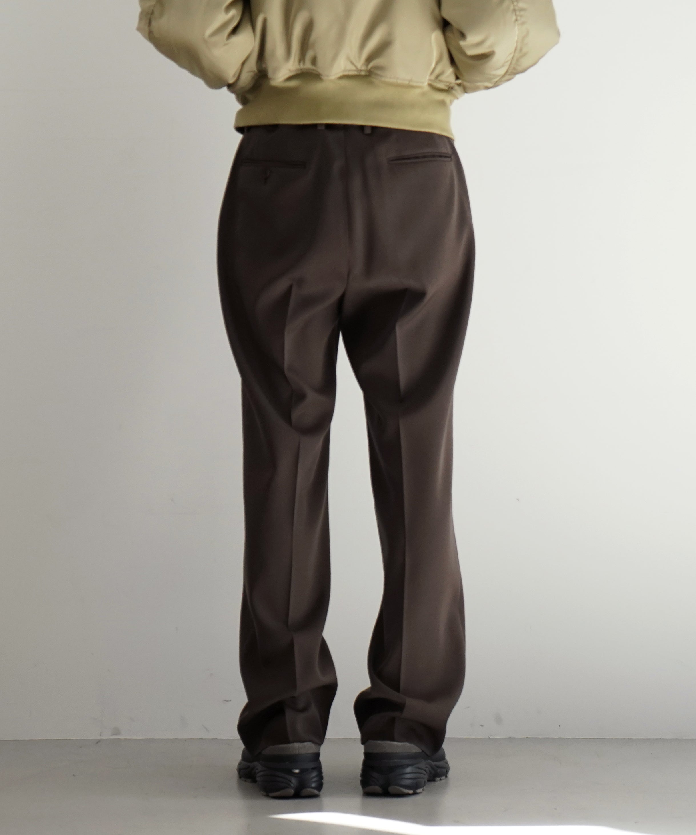 AURALEE LIGHT WOOL MAX GABARDINE SLACKS "DARK BROWN"