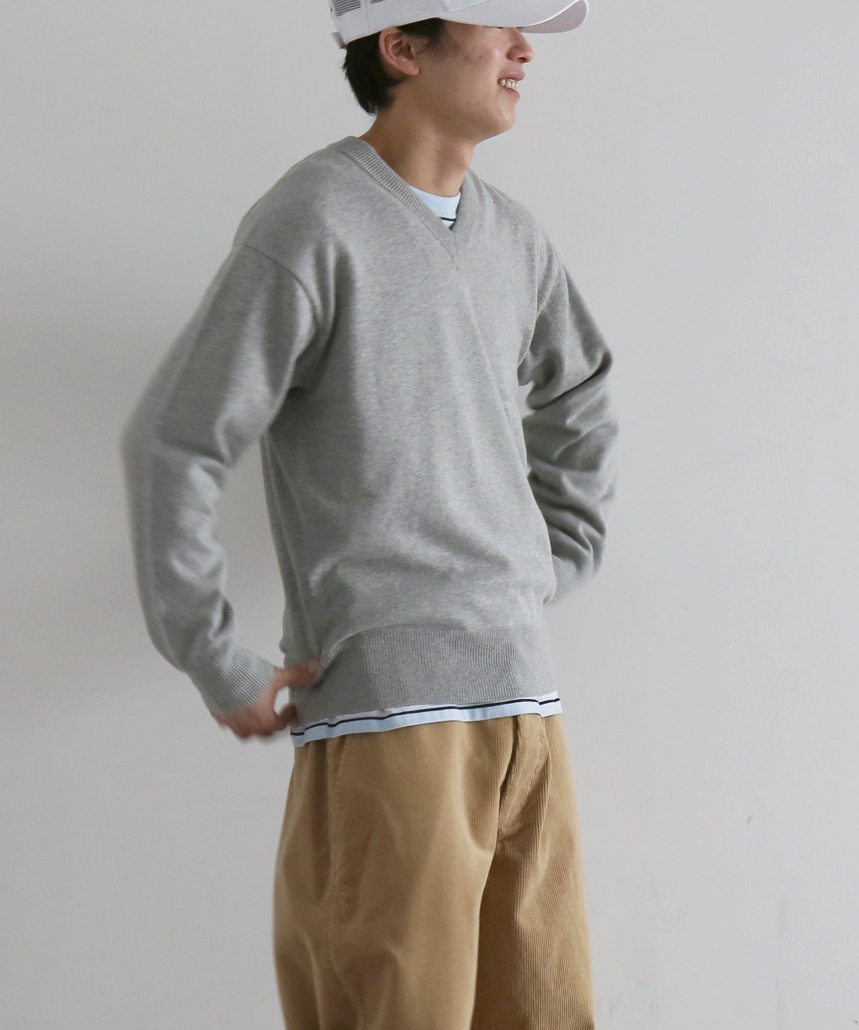 KAIKO V neck sweater "TOP GRAY"