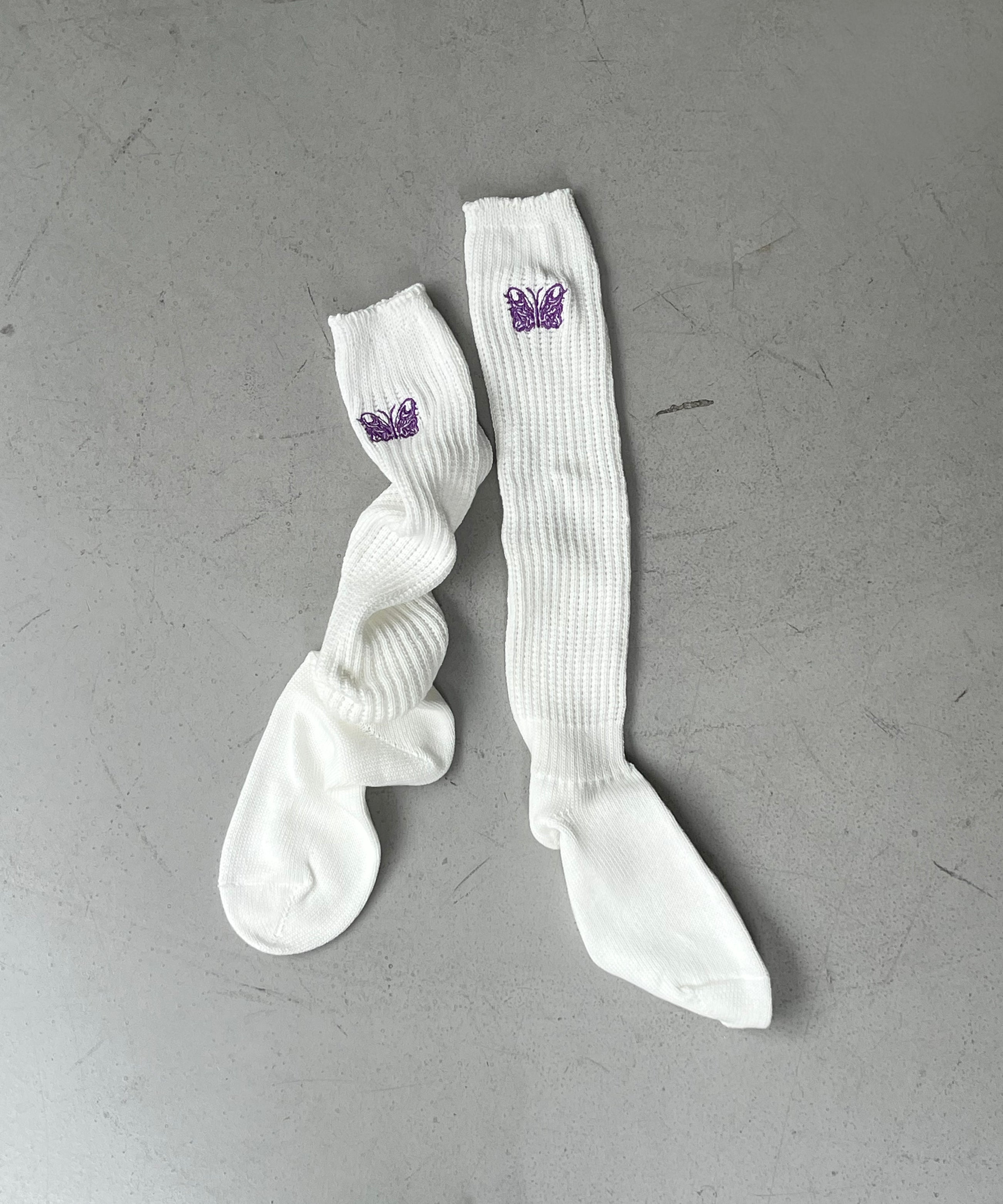 NEEDLES NEEDLES × Kae Tanaka Loose socks -kt papi l lon emb. "WHITE"